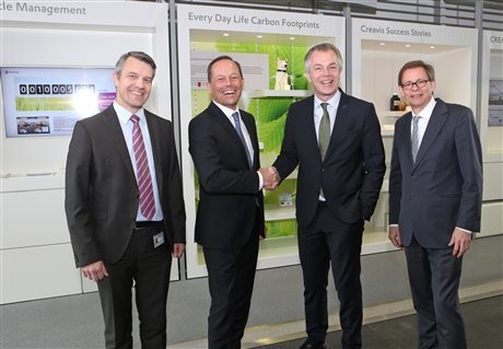 Von links: Dr. Jörg Harren, Standortleiter Chemiepark Marl, Thomas Wessel, Evonik- Personalvorstand, Johannes Remmel, NRW-Umweltminister und Creavis-Leiter Professor Dr. Stefan Buchholz.