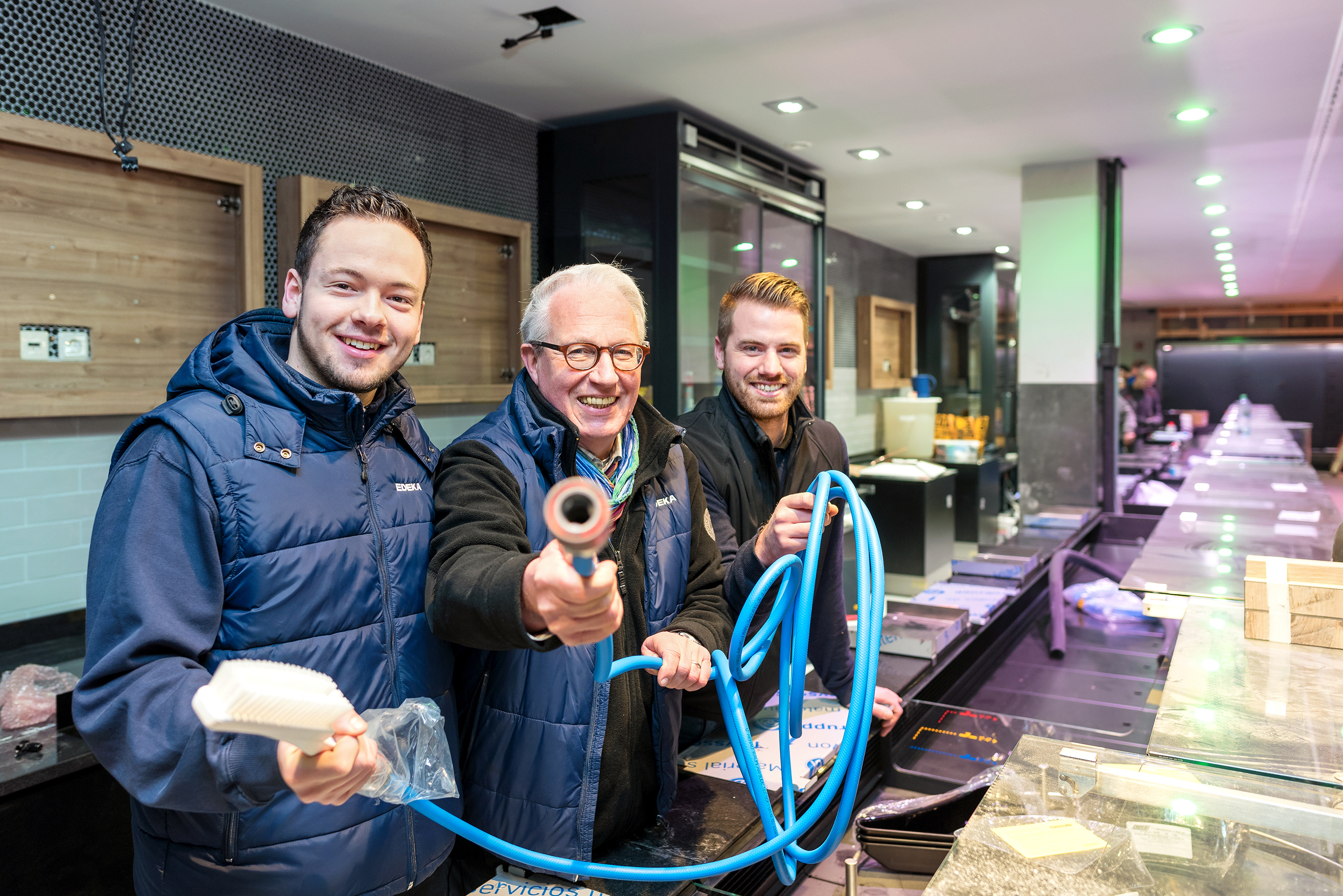 Die Frischetheken stehen! Ab sofort wird der Markt frisch für die Wiedereröffnung herausgeputzt. Auf alle Kunden am 16. Februar freuen sich: Marktleiter Patrick Tomasczyk, Bau-Koordinator Peter Bellinghausen und Thomas Barbarski, Hauptverantwortlicher für den Markt. Foto: Stefan Pollmanns