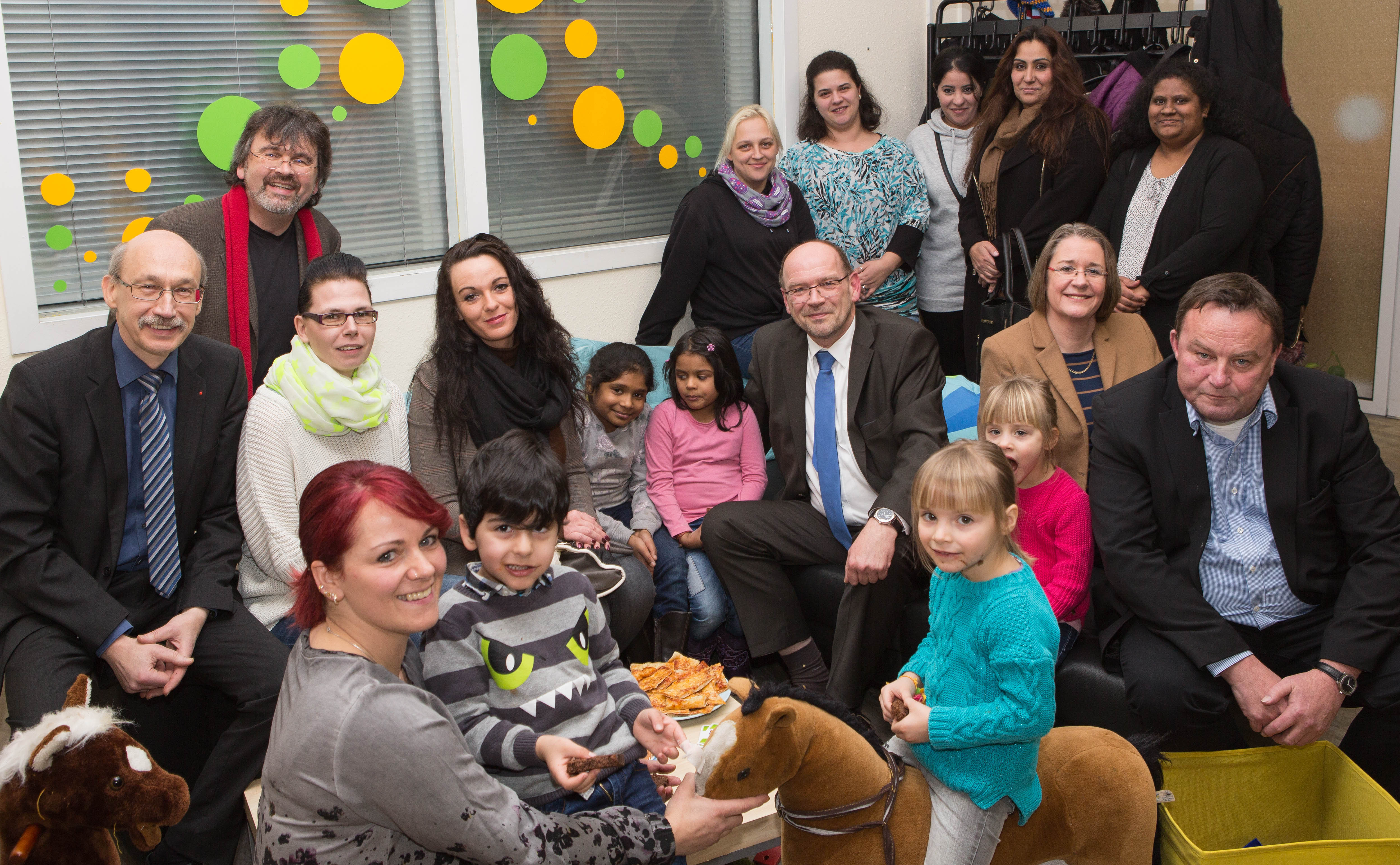NRW-Minister für Arbeit, Integration und Soziales Rainer Schmeltzer (Mitte) suchte das Gespräch mit Alleinerziehenden, um sich ein persönliches Bild von den Problemen machen zu können.