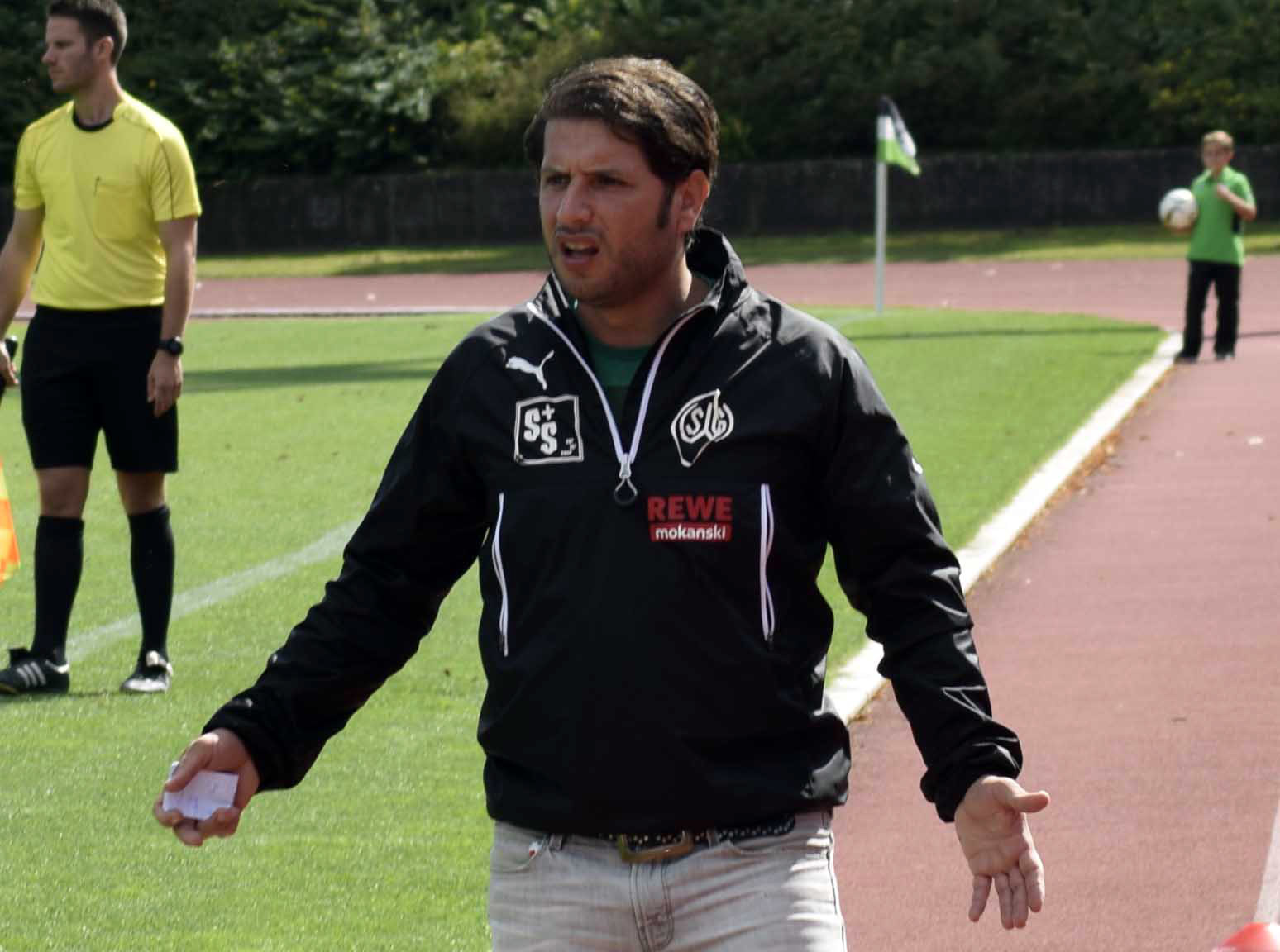 Die Miene drückt es aus. Wie geht es weiter mit der SG Wattenscheid 09 und Trainer Farat Toku? Foto: Peter Mohr