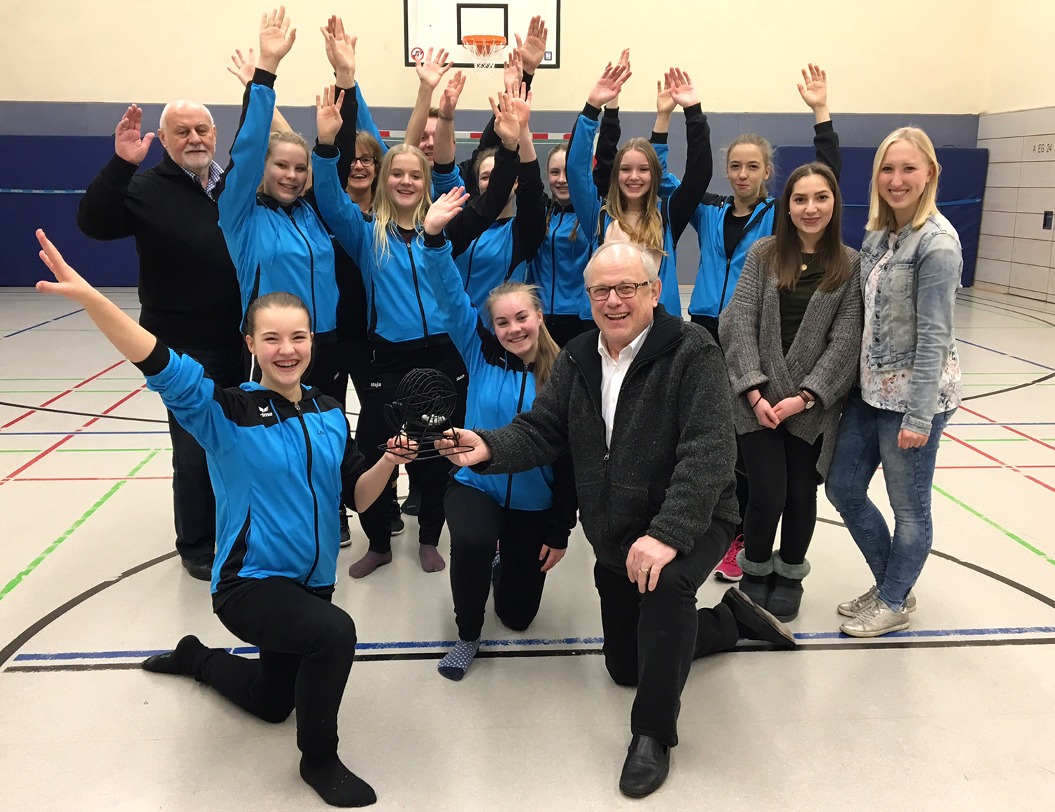 Bezirksbürgermeister Diemar Thieser zusammen mit den Tänzerinnen der Tanzsportgruppe der TGS Friesen Haspe.