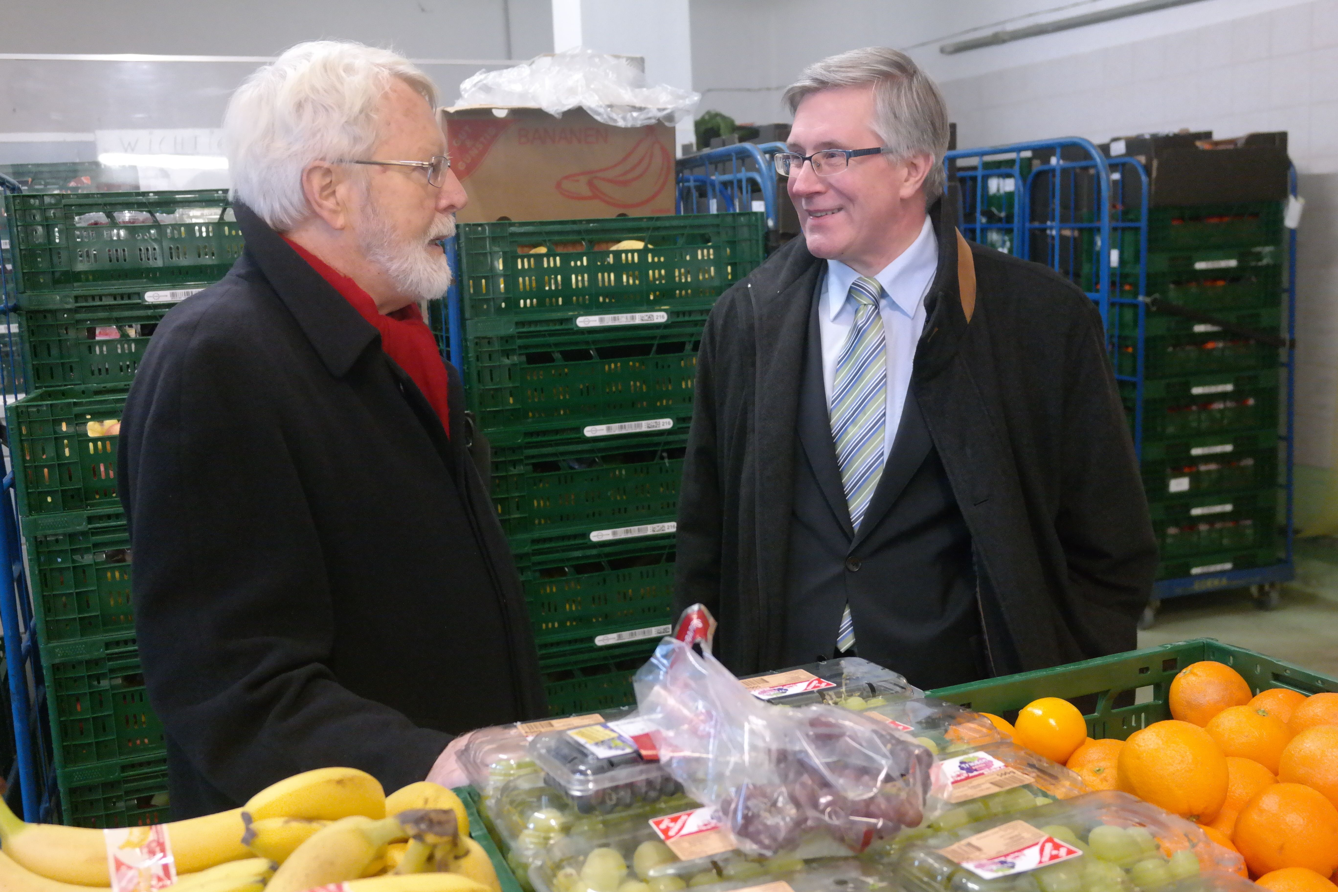 Tafel-Vorsitzender Dr. Horst Röhr (l.) führte den Logistik-Lobbyisten Peter Voß vom Verein Club of Logistics durch das Tafel-Lager.