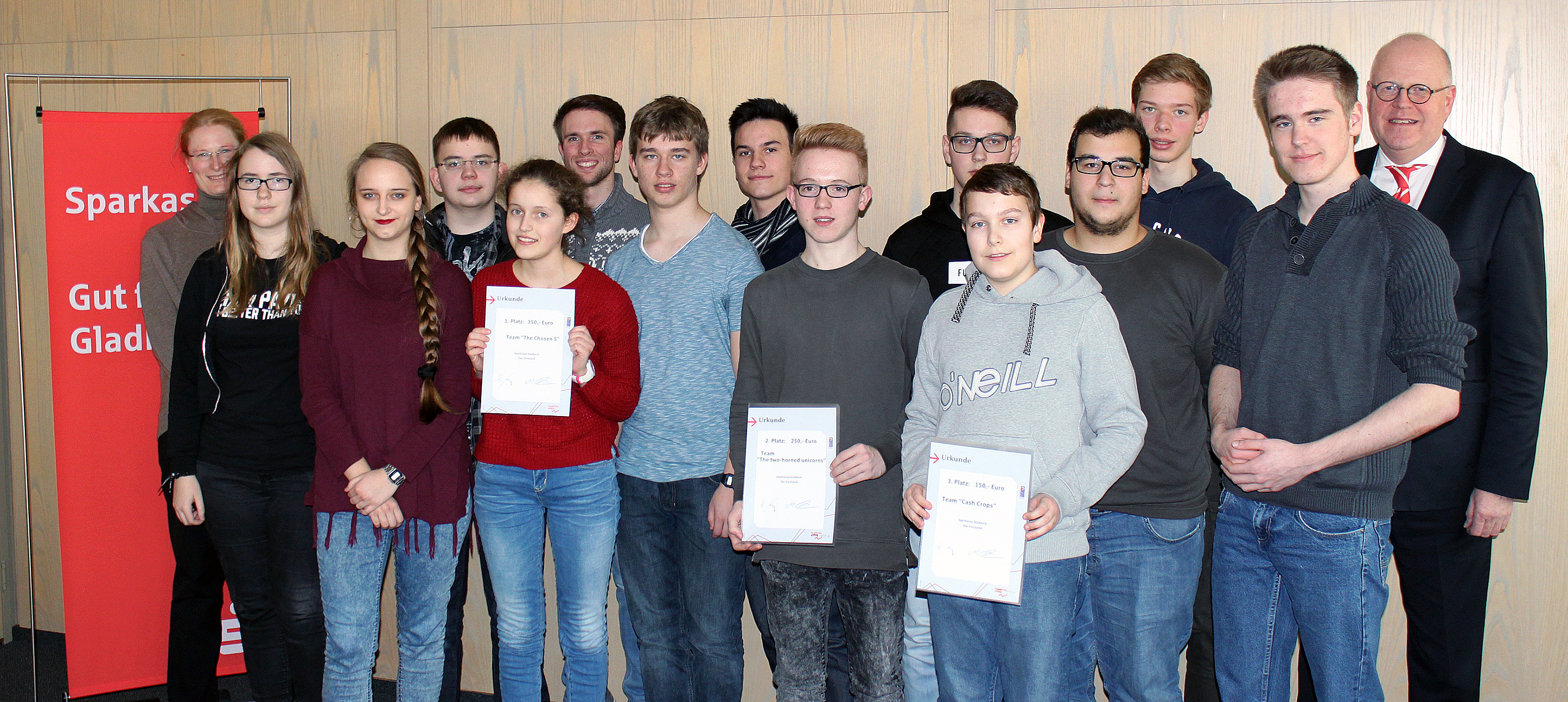Drei Gruppe des Riesener-Gymnasiums sicherten sich beim "Planspiel Börse 2016" auf Stadtebene die drei ersten Plätze. Die Siegerehrung fand in der Sparkassen-Hauptstelle an der Friedrich-Ebert-Straße in Gladbeck-Mitte statt und wurde von Wilhelm Oberholz (rechts), Leiter des Vermögensmanagements / Private Banking der Sparkasse Gladbeck, vorgenommen.
Foto: Sparkasse
