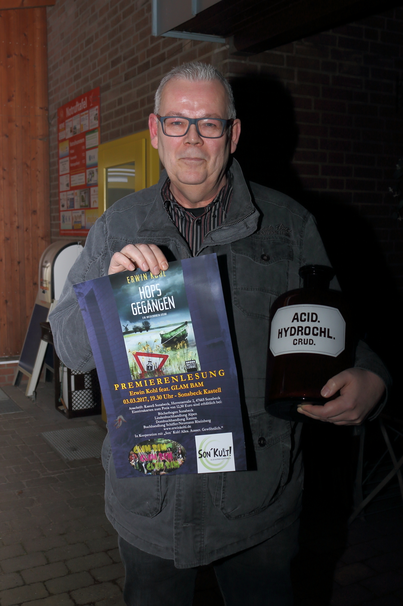 Autor Erwin Kohl vor dem Bistro des Campingplatzes "Happy Eiland" an der Marienbaumer Straße in Labbeck
