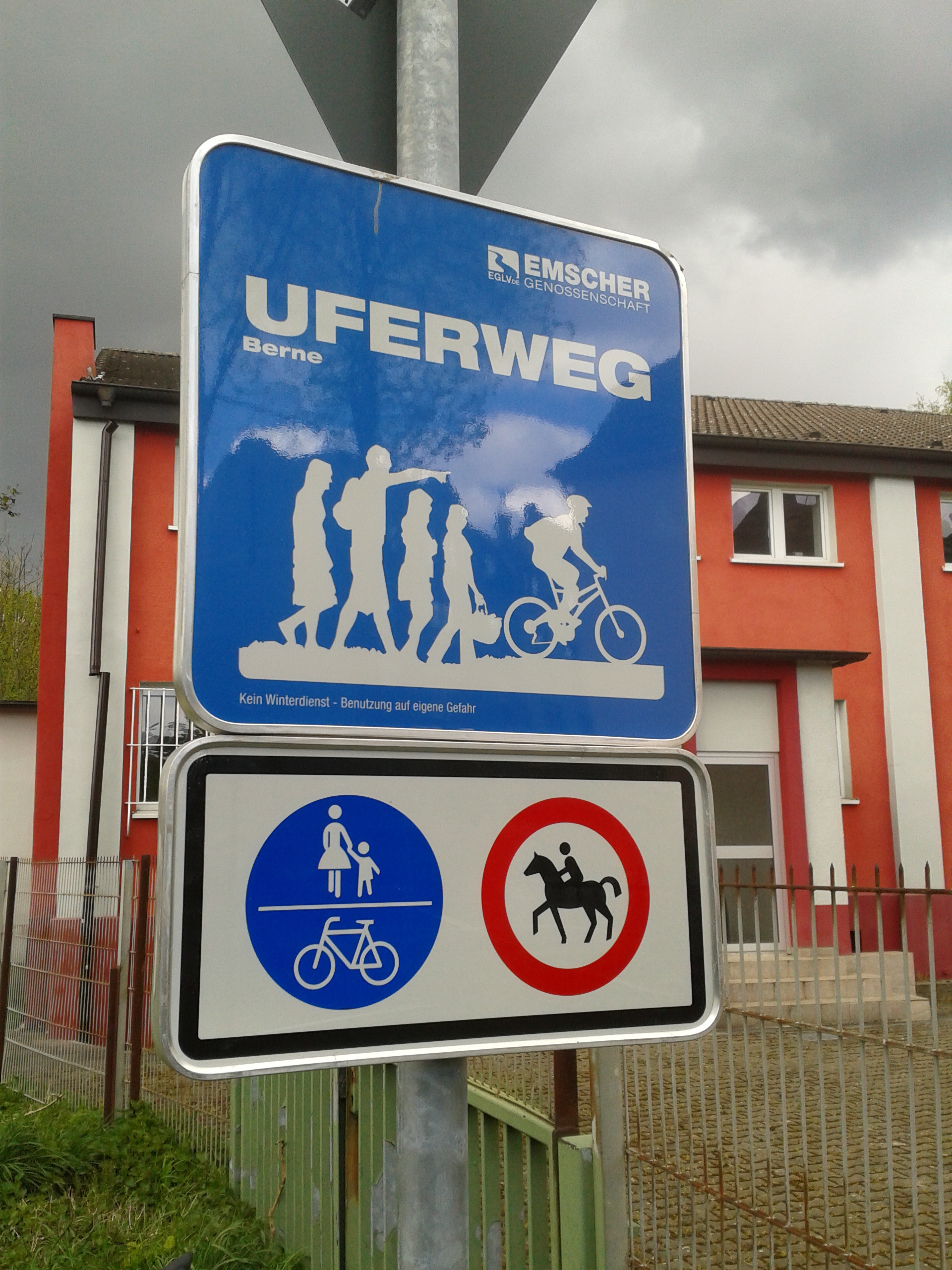 Ein Radweg der von Altenessen aus durchaus sehr interessant nach Bottrop führen kann - nur leider voller zeitraubender Umwege und durch viele, oft ampellose Kreuzungen durchbrochen. Mit Radschnellwegen haben solche Trassierungen meistens wenig zu tun.