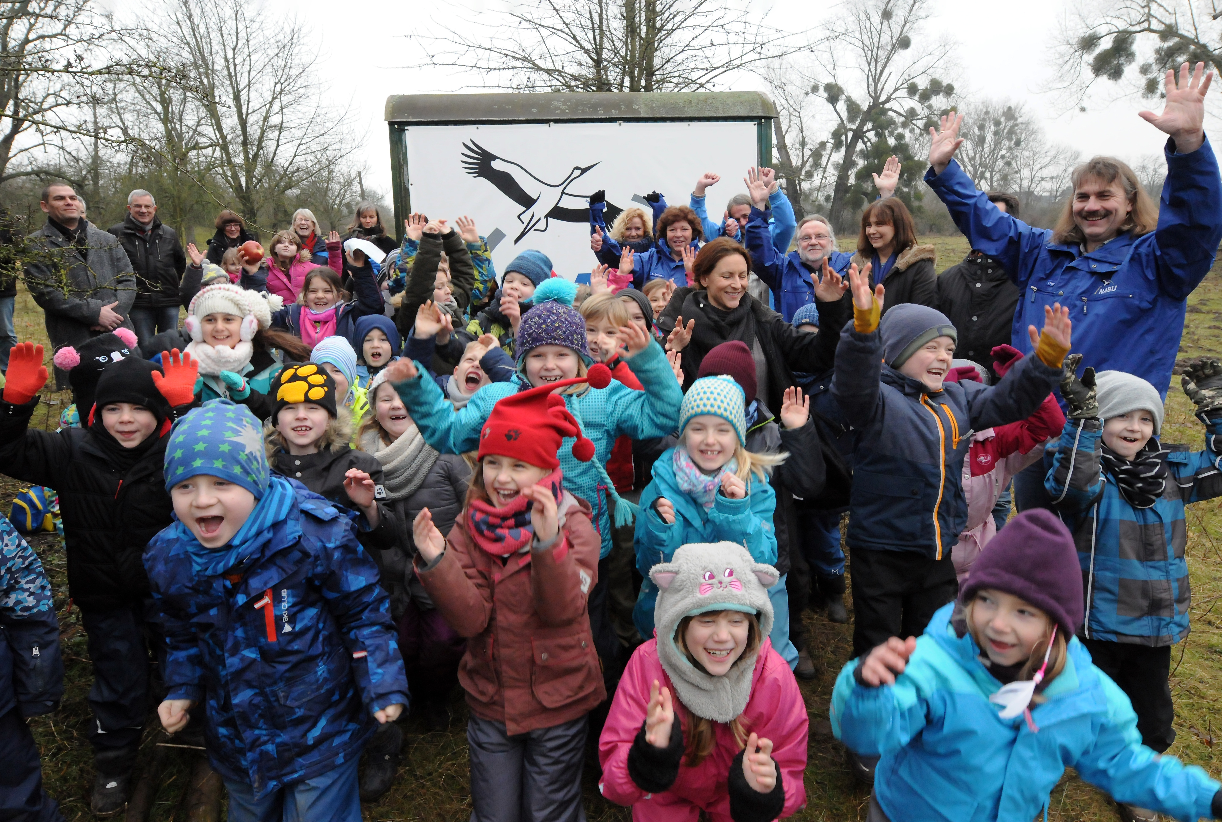 Da stürmen die Kinder los: Unterricht in der Natur ist in. Foto: Peter Malzbender