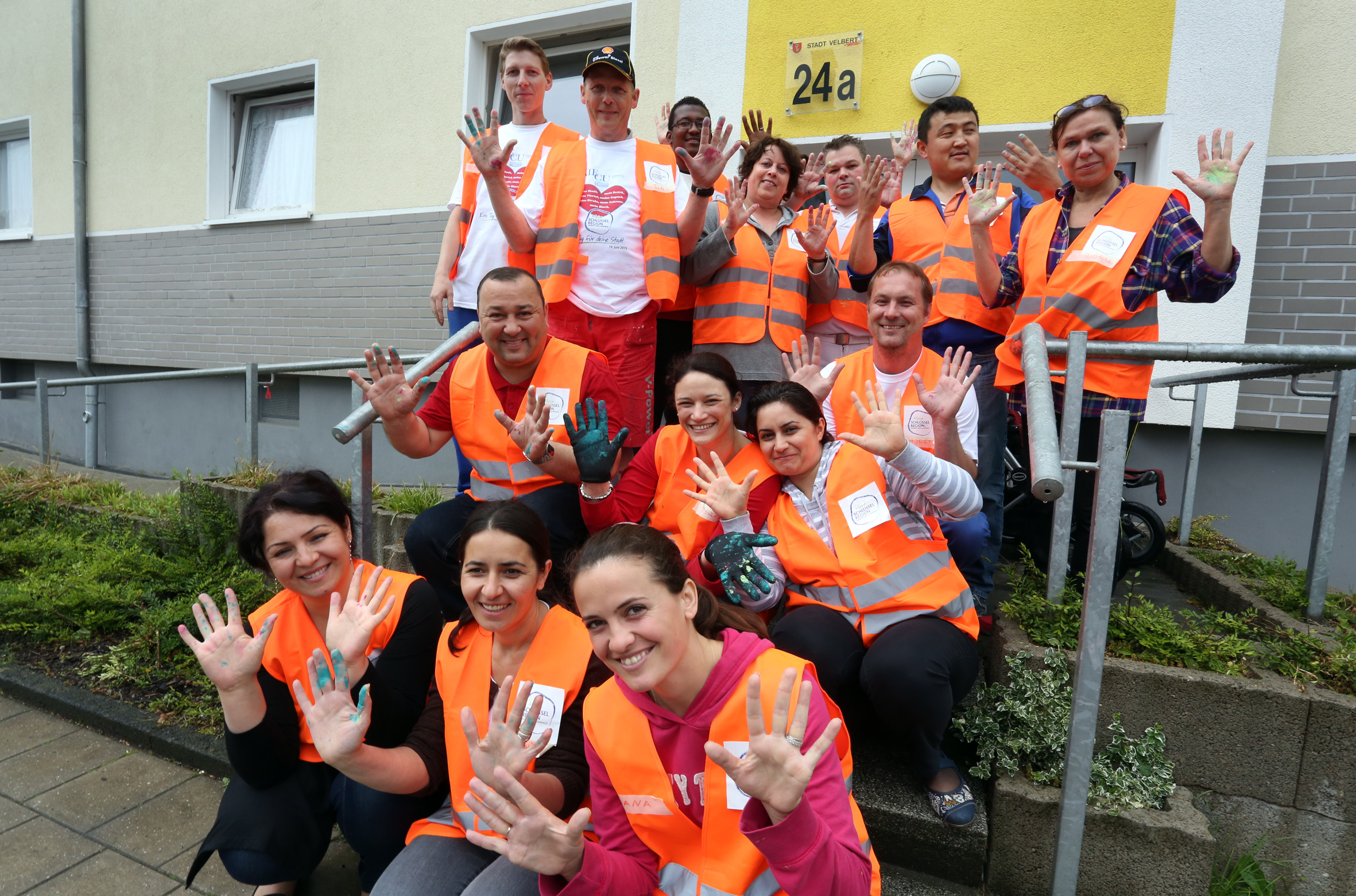 Der Aktionstag der Schlüsselregion bringt wieder Unternehmen und soziale Einrichtungen für den guten Zweck zusammen. Beim Aktionstag 2015 haben Mitarbeiter aus Unternehmen die Flure eines Flüchtlingsheims in Velbert gestrichen.
Foto: Achim Blazy/Schlüsselregion e.V.