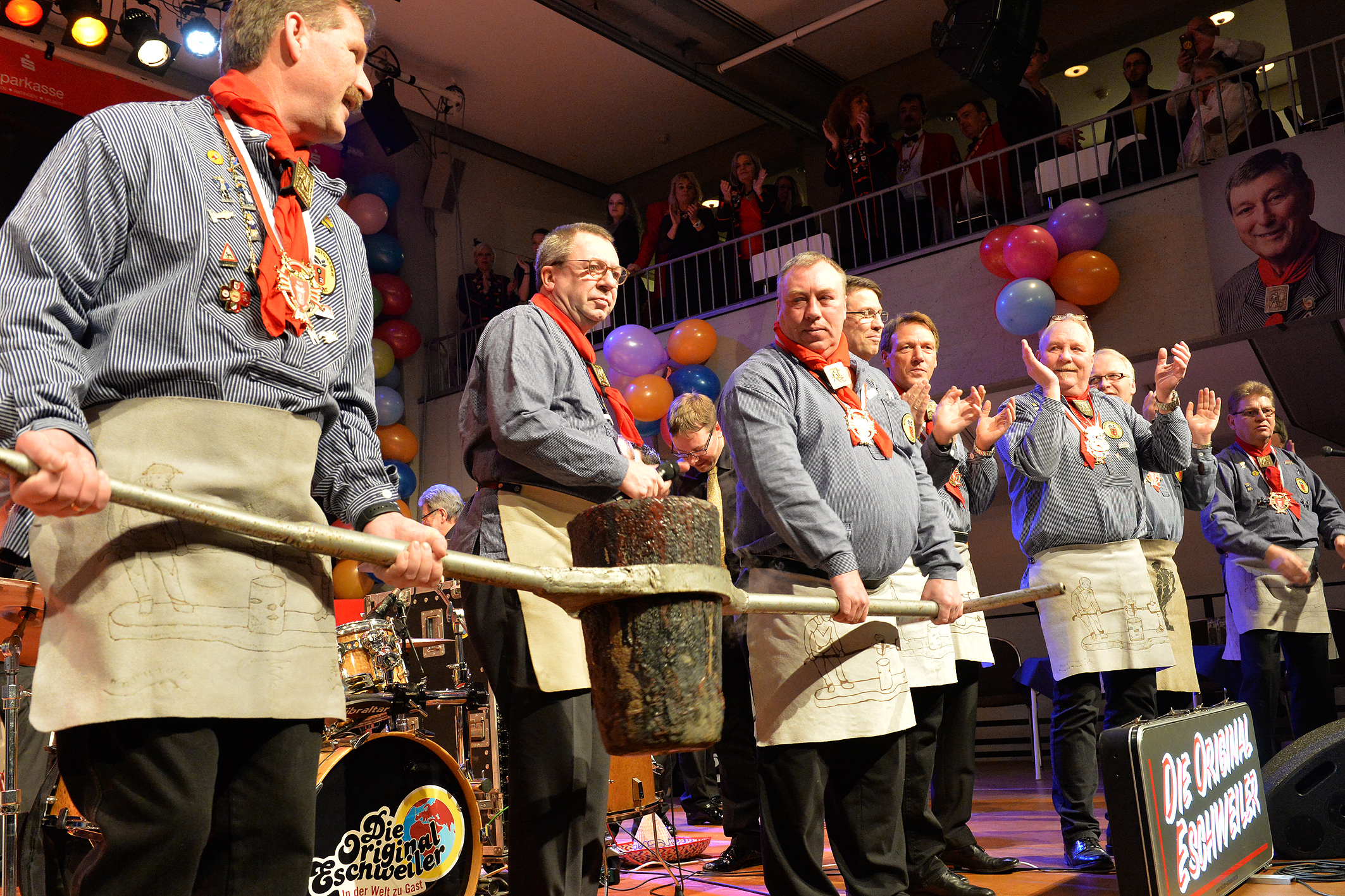 Gleich zu Beginn der Sitzung heizen die Gießer die Stimmung im ausverkauften Forum Niederberg an, als sie die traditionelle Gießerpfanne auf die Bühne brachten. Foto: Bangert