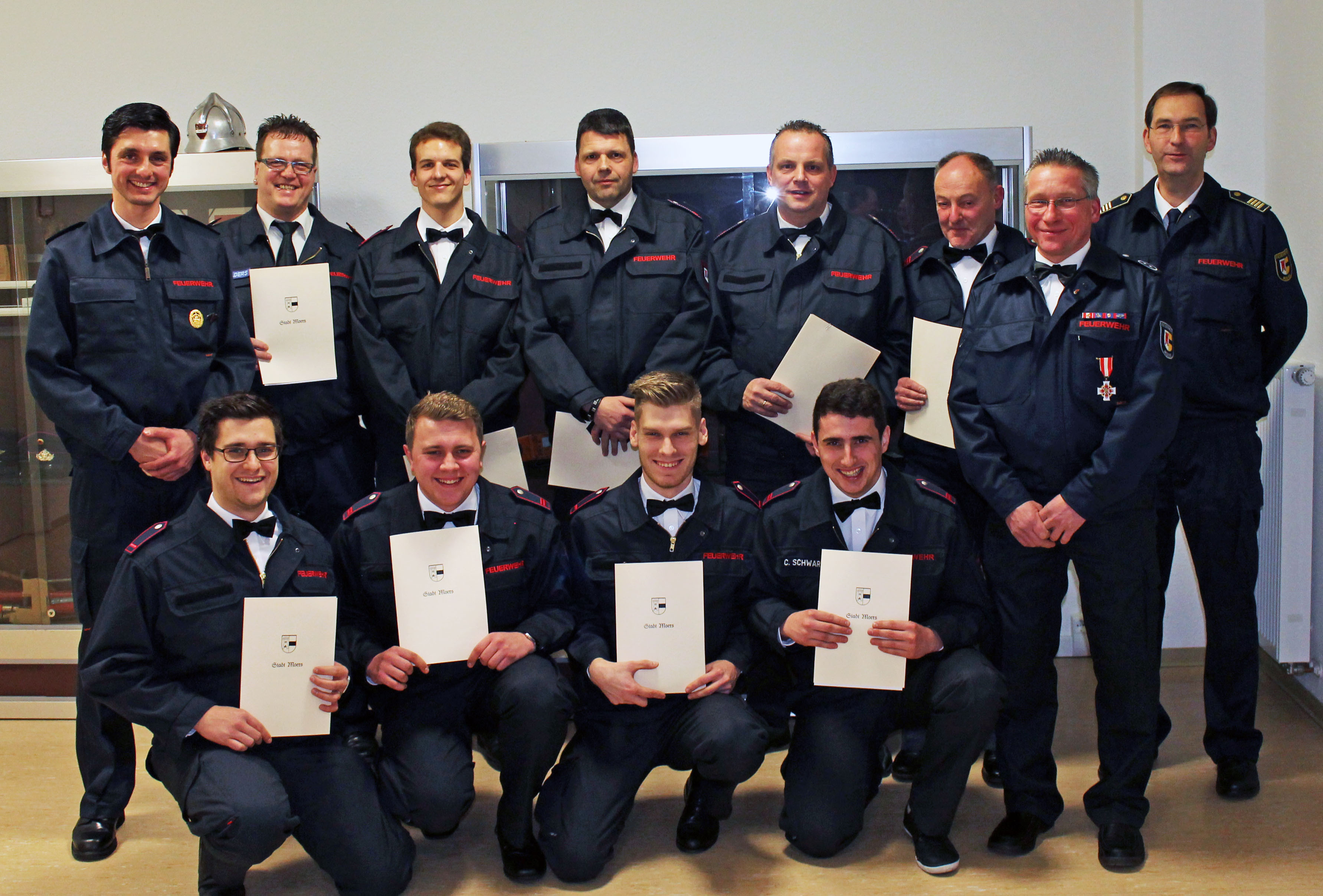 Das Foto zeigt: Alexander Vaupel (stellvertretender Löschzugführer), Markus Walders, David Birk, Frank Peter, Norbert Scheepers, Peter Hoffmann, Peter Ranft (Zugführer) Christoph Rudolph (stehend v. l.), Alexander Mieczkowski, Benjamin Zylla, Malte Lucke und Christian Schwarz (vorne v.l.). Foto: privat