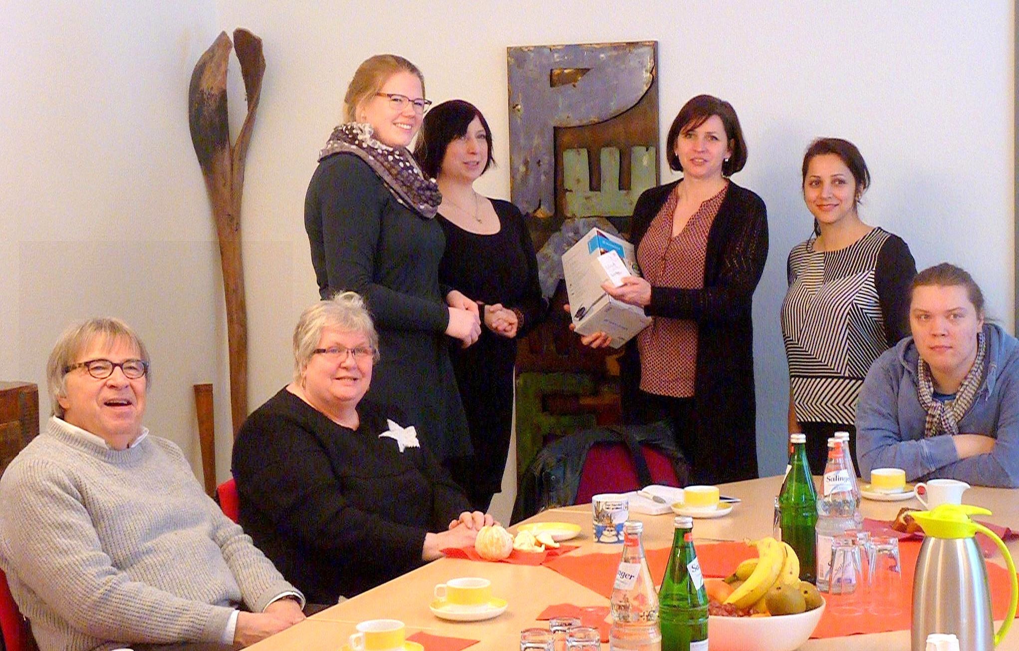 Im Beisein von Hans-Christian Schäfer (stellvertretender Vorsitzender von ProCity Gevelsberg, links) überreichten Maren Fränzner (3.v.l) und Michaela Hesse (4.v.l) von Wette-Hörakustik direkt vor Ort ihre kleine spendable Überraschung an Katrin Dahlke (3.v.r) und Maryam Farmaniyeh (2.v.r) vom Vicus-Treff.