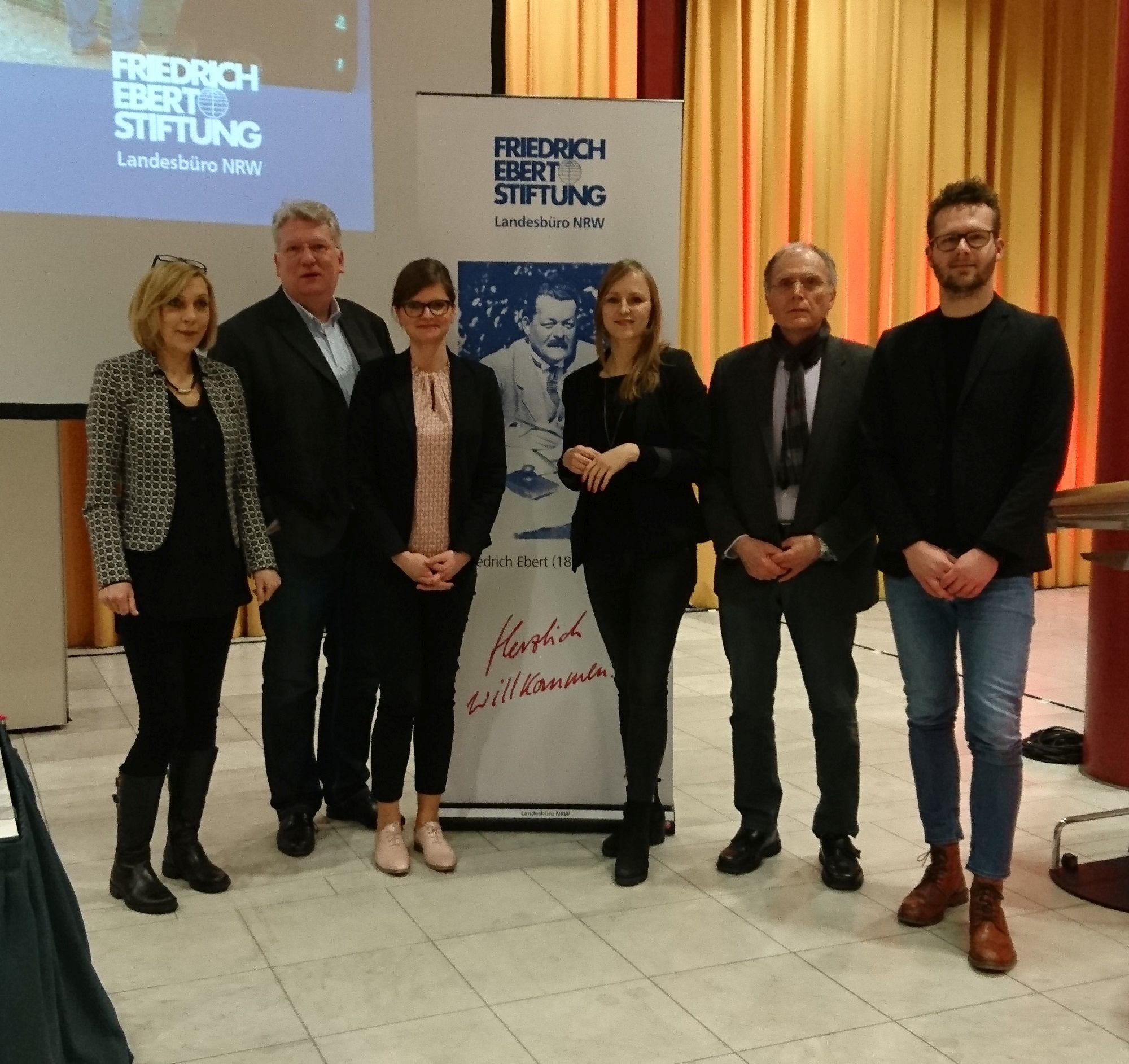 (v.l.): Stefanie Rogg (Kreativ.Quartiere Ruhr), Hartmut Ganzke MdL, Sarah Philipp MdL, Eva Ellereit (Friedrich-Ebert-Stiftung), Beigeordneter Uwe Kutter, Projektleiter Marco Eissing