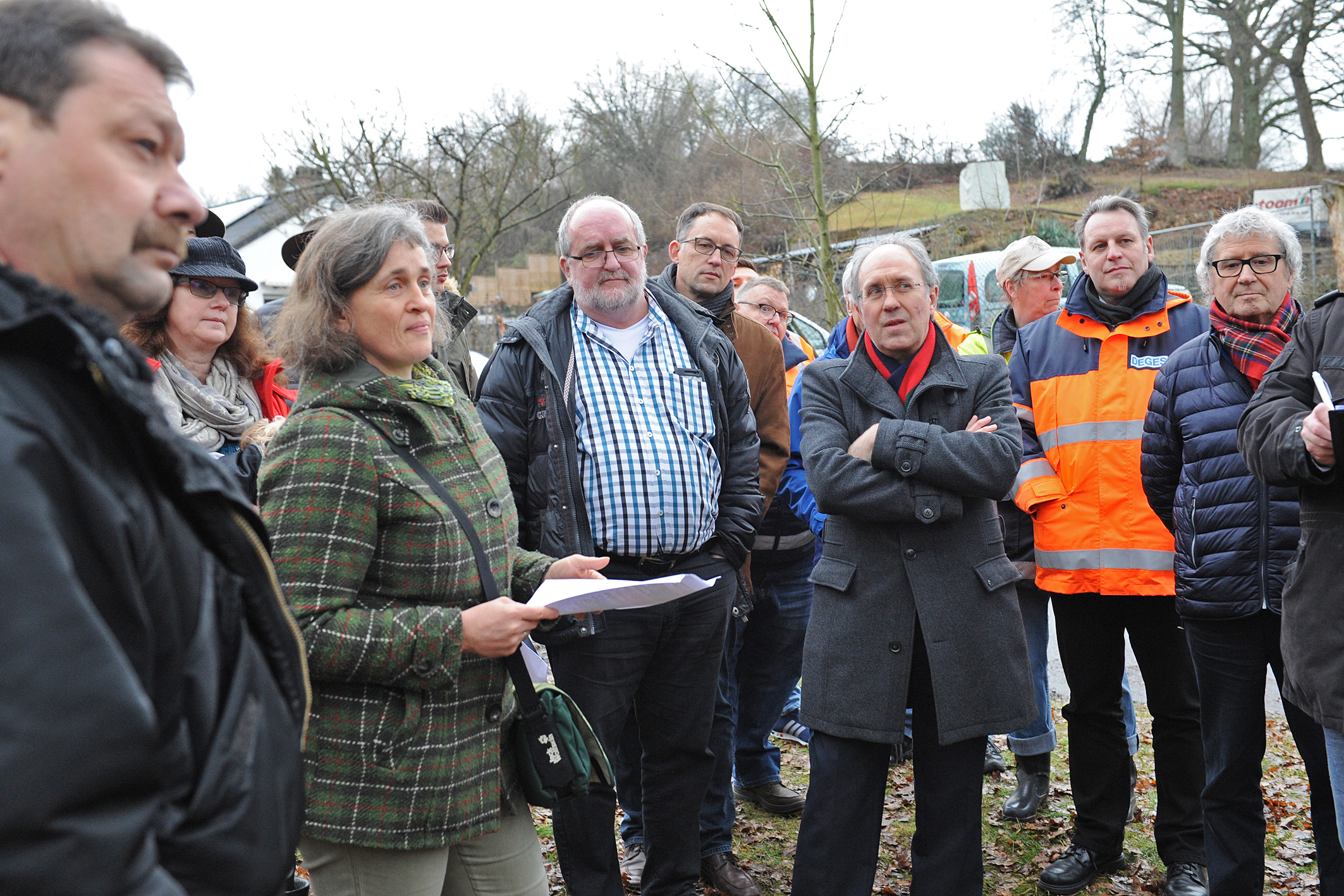 Bürgervereinsvorsitzende Clarissa Freudewald (dritte von links) trug beim Ortstermin den Verantwortlichen der DEGES, Vertretern der Stadtverwaltung und den Mitgliedern des Verkehrausschusses die Sorgen und Nöte der Bewohner in der Hofermühle vor.