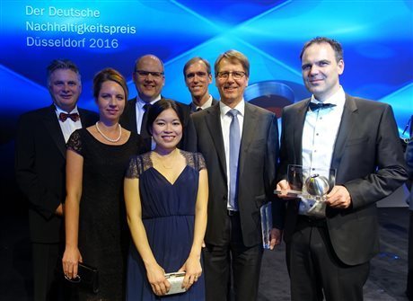 Das Team aus Mitarbeitern der strategischen Forschungseinheit von Evonik und der Verfahrenstechnik mit ihrem Preis.