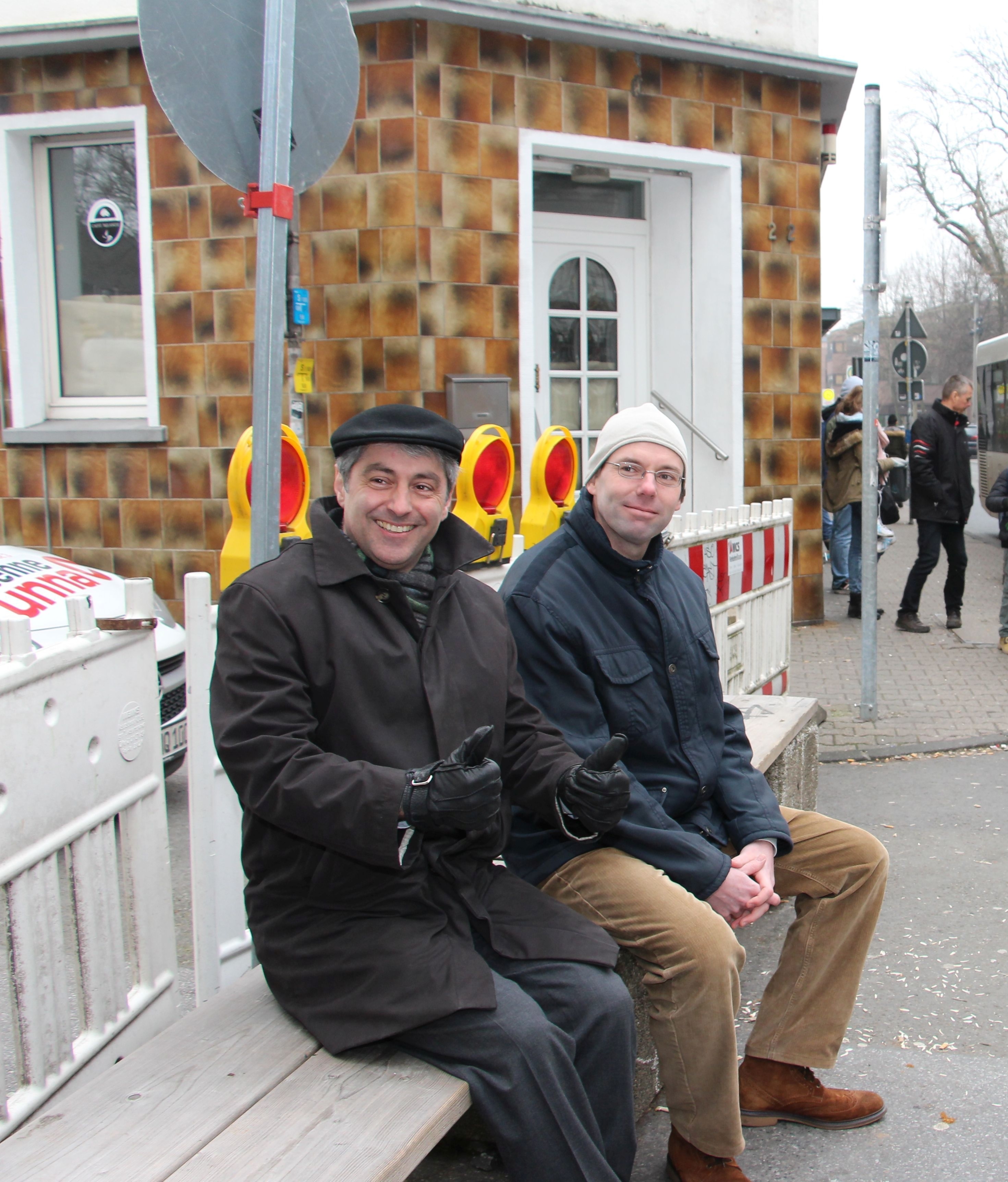 Fachbereichsleiter Adrian Mork (li.) mit Anwohner Ulrich Trimpe an der Ersatzhaltestelle.