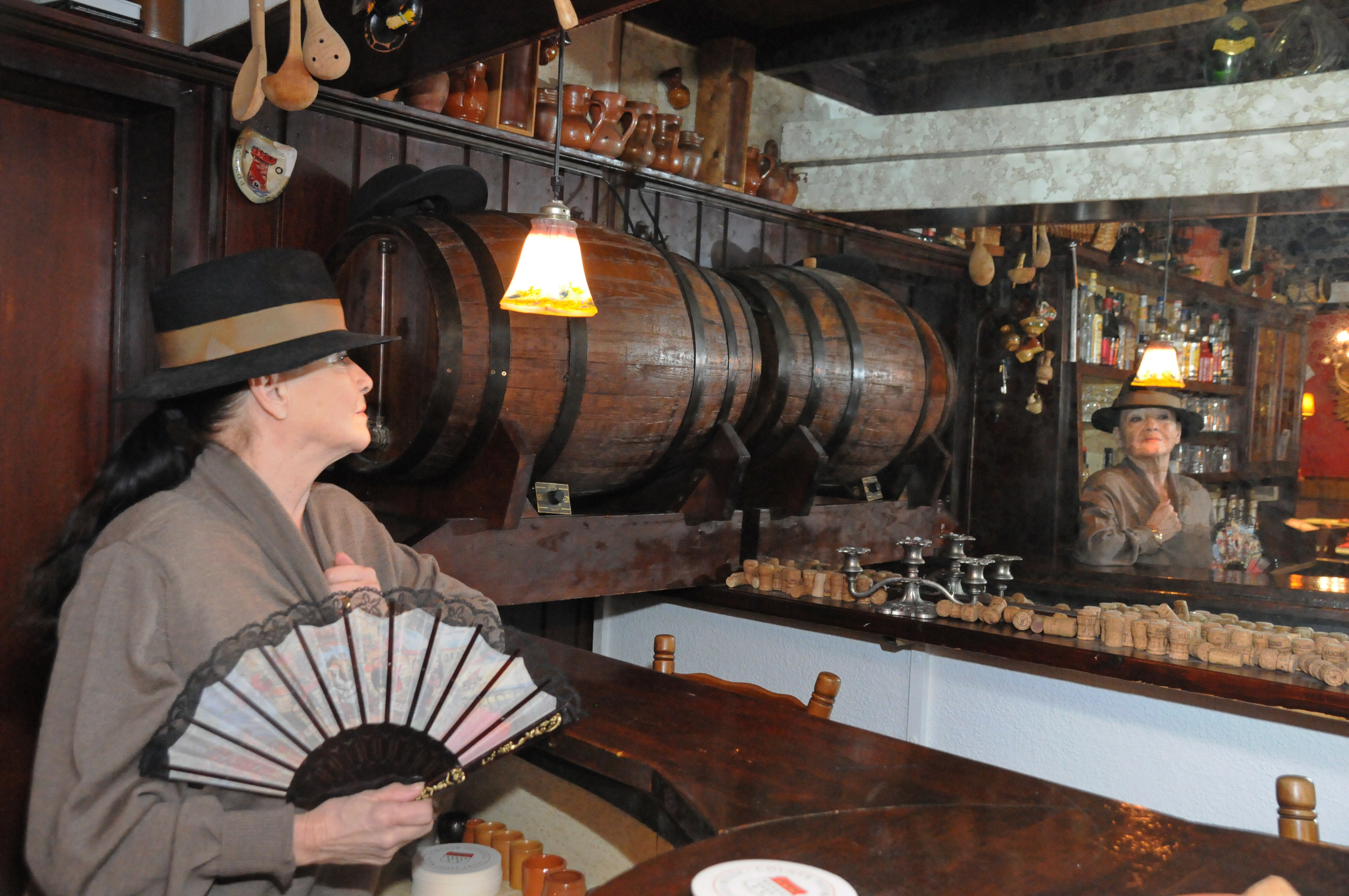 Ein letzter Blick in den Spiegel hinter dem Tresen, daneben steht das über 70 Jahre alte Weinfass. "Inge's Bodega" am Großen Markt zählte 28 Jahre zu den bekanntesten Szenelokalen in Kleve. Jetzt gab es die letzte Feier. Die Tür beibt für immer geschlossen.