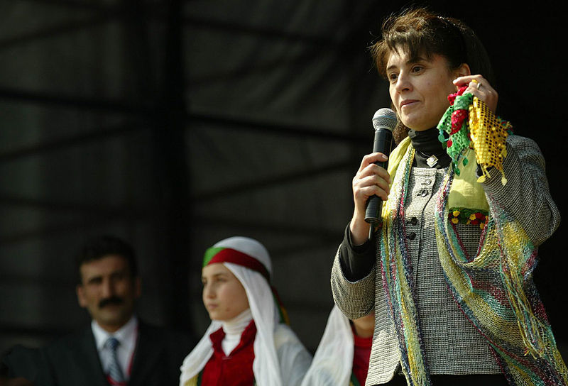Leyla Zana spricht während der Newroz-Feierlichkeiten in Diyarbakır am 21. März 2007.