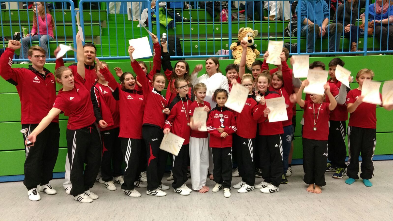 17 Sportler, 5 Coaches - das Erfolgsteam des TuS Ende