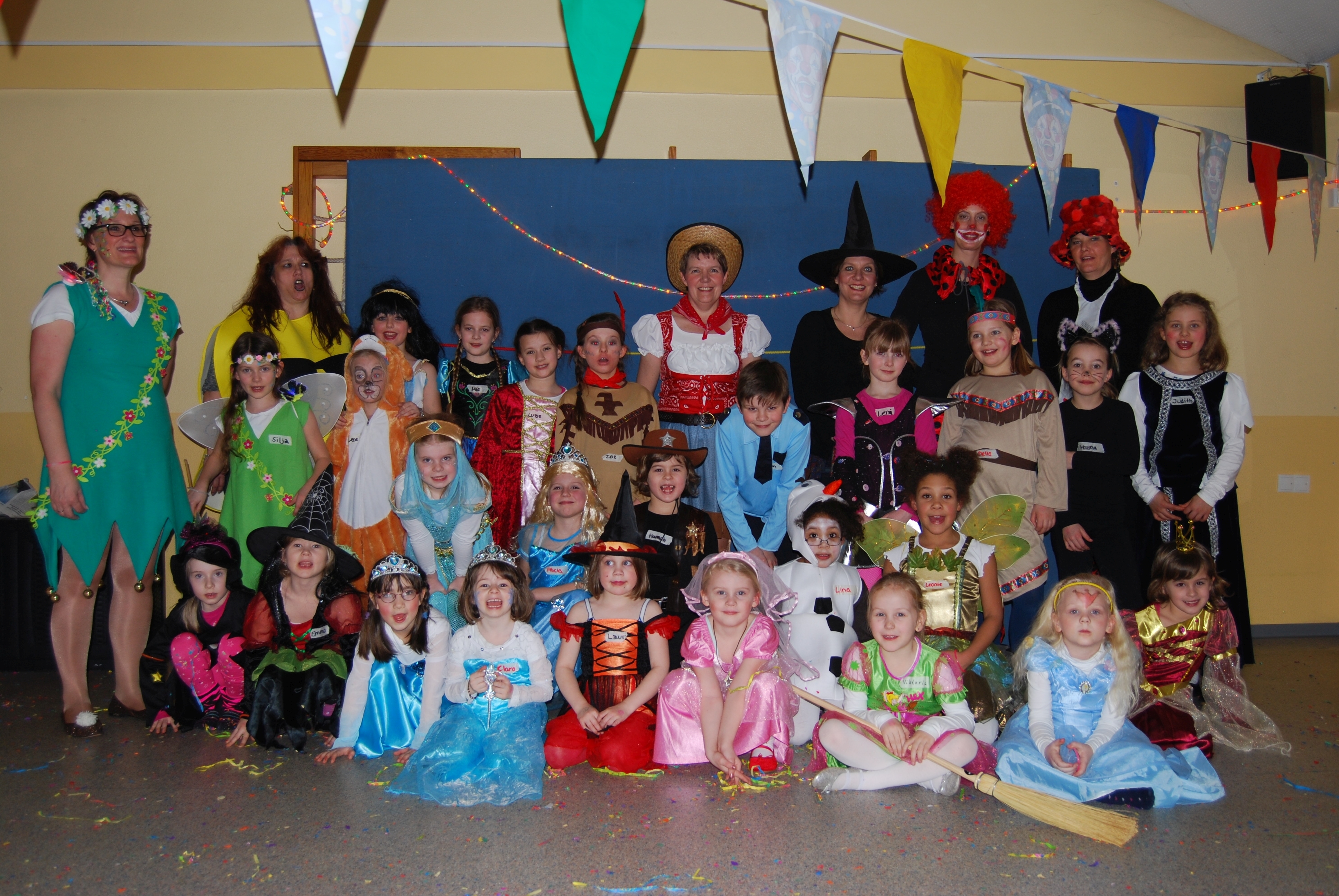 Kindertanzgruppe mit Freunden