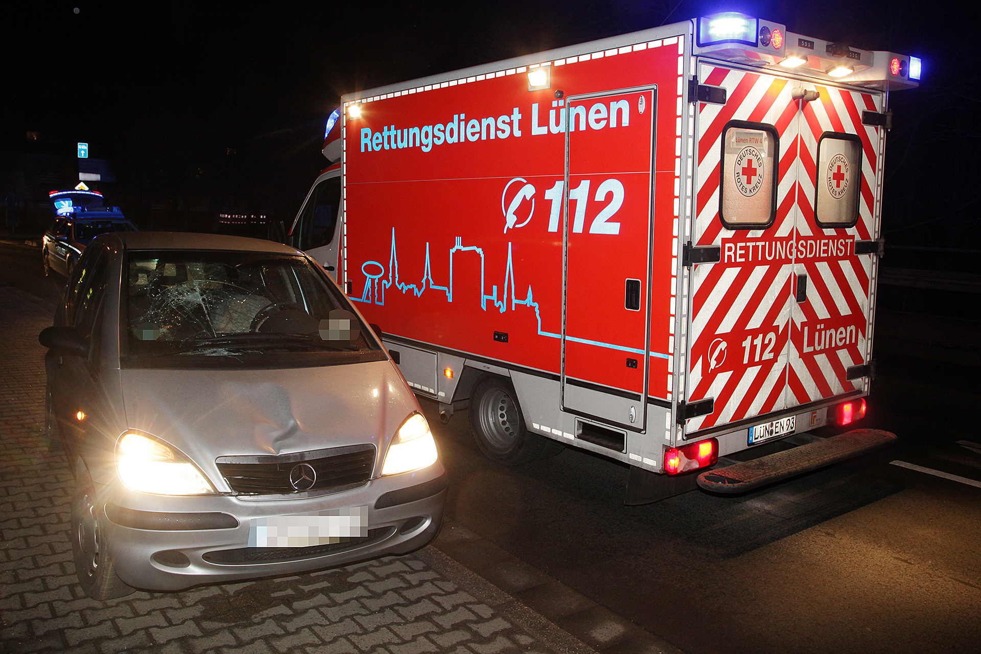 Der Mercedes erfasste die junge Fußgängerin auf der Fahrbahn.