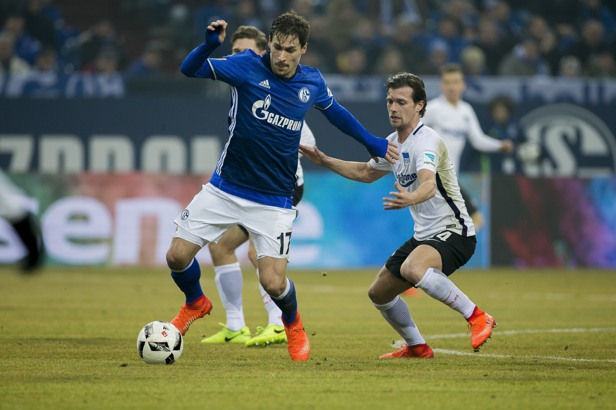 Benjamin Stambouli (am Ball) steht sinnbildlich für den Aufschwung des S04. Seit er vor einer Woche wieder in der Schalker Startelf steht, überzeugen die Königsblauen.