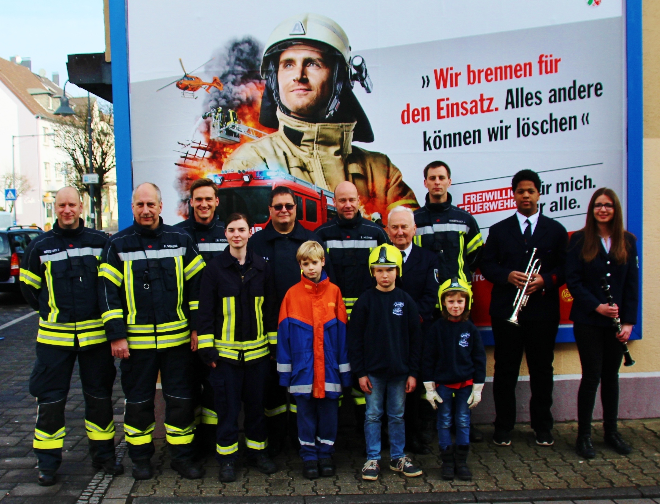 Vertreter aller Gruppen der Feuerwehr Sprockhövel (v.l.n.r) Brandinspektor Udo Oberste Vorth, Stadtbrandinspektor Frank Welling, Unterbrandmeister (UBM) Henrik Koepke, Feuerwehrfrau Christin Höhmann, Pressesprecher Arno Peters, Linus (Jugendfeuerwehr), Hauptfwm. Torsten Hüssing, Julius und Emily (Kinderfeuerwehr), Paul Lienenlüke (Ehrenabteilung), UBM Jörg Hundertmarck, Samuel Plewka und Sabrina Leue (Musikzug)