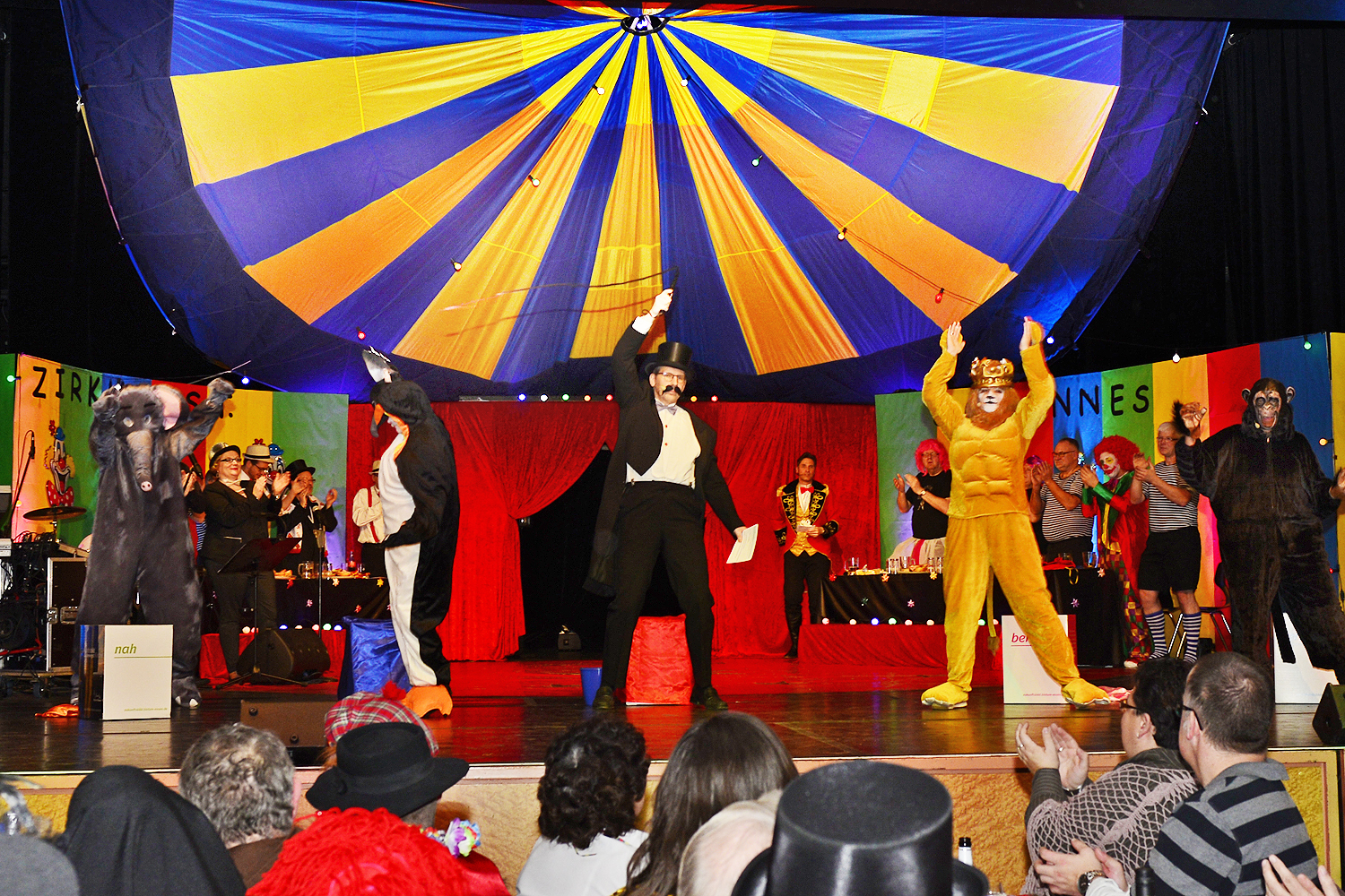 Manege frei für den Zirkus bei St. Johannes. Das diesjährige Motto zum Gemeindekarneval hatte es in sich. Vor einer restlos ausverkauften Mathias-Jakobs-Stadthalle konnte "Zirkusdirektor" Martin Berghorn wie all die Jahre in gewohnter Manier die närrische Gemeinde begrüßen. Foto: Kariger