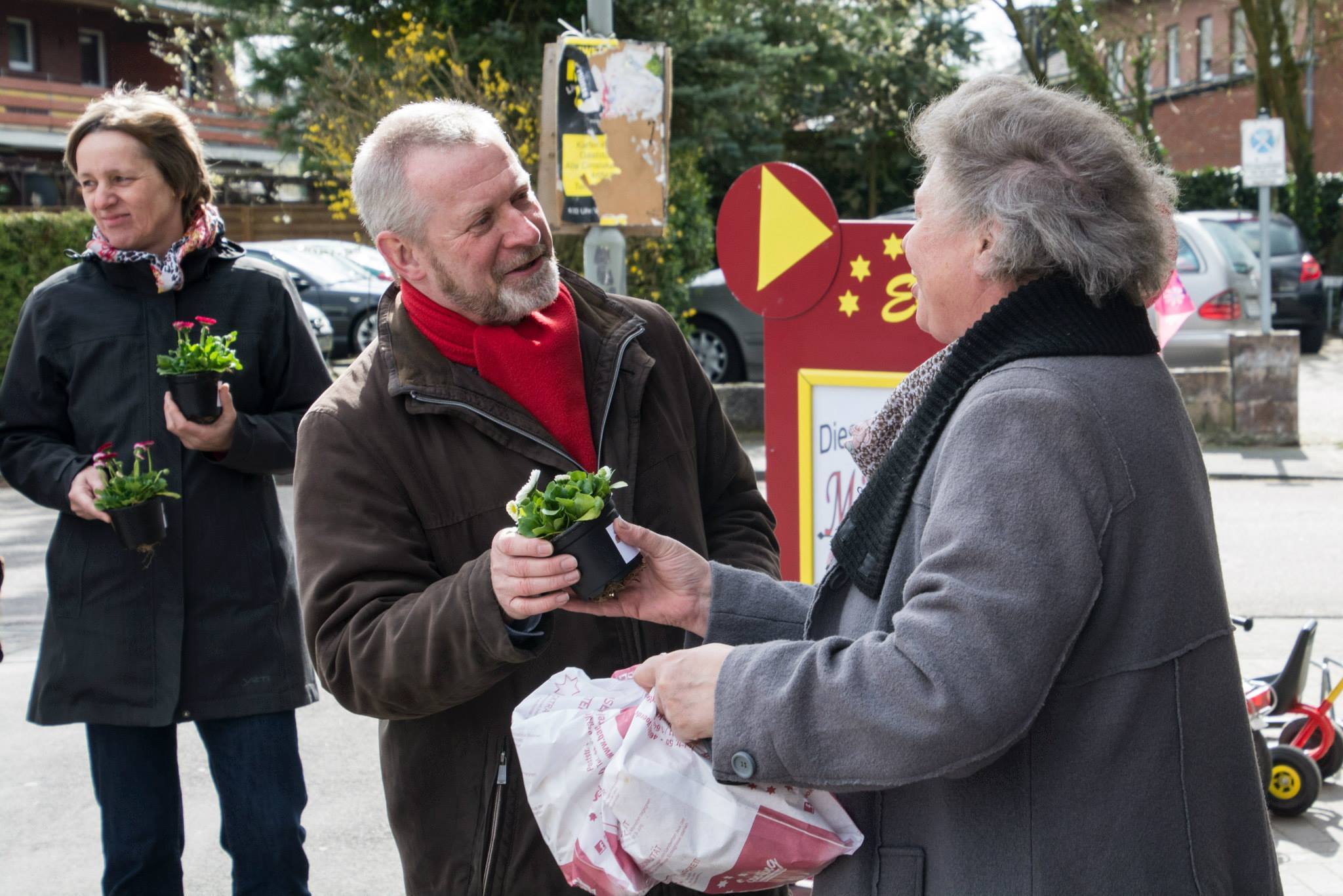 Auch in diesem Jahr verteilen die Hünxer Sozialdemokraten ihre beliebten Oster-Blumengrüße.