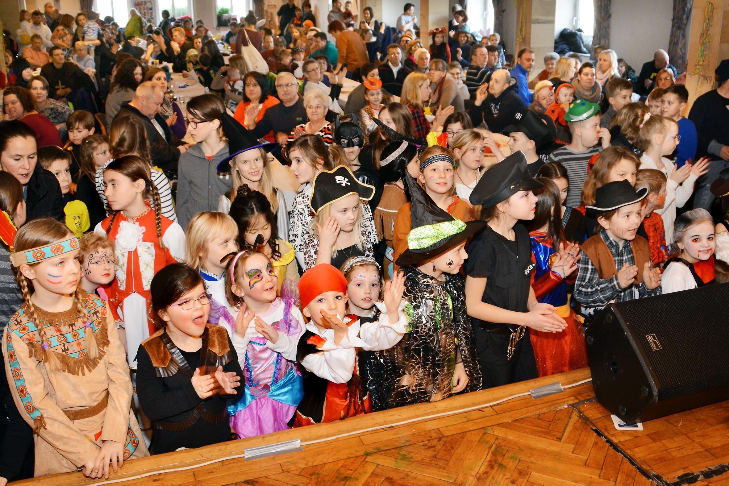 Bis dicht vor die Bühne des Wickeder Konrad-Saals drängte sich der fantasievoll verkleidete närrische Nachwuchs beim Rot-Gold-Kinderkarneval.