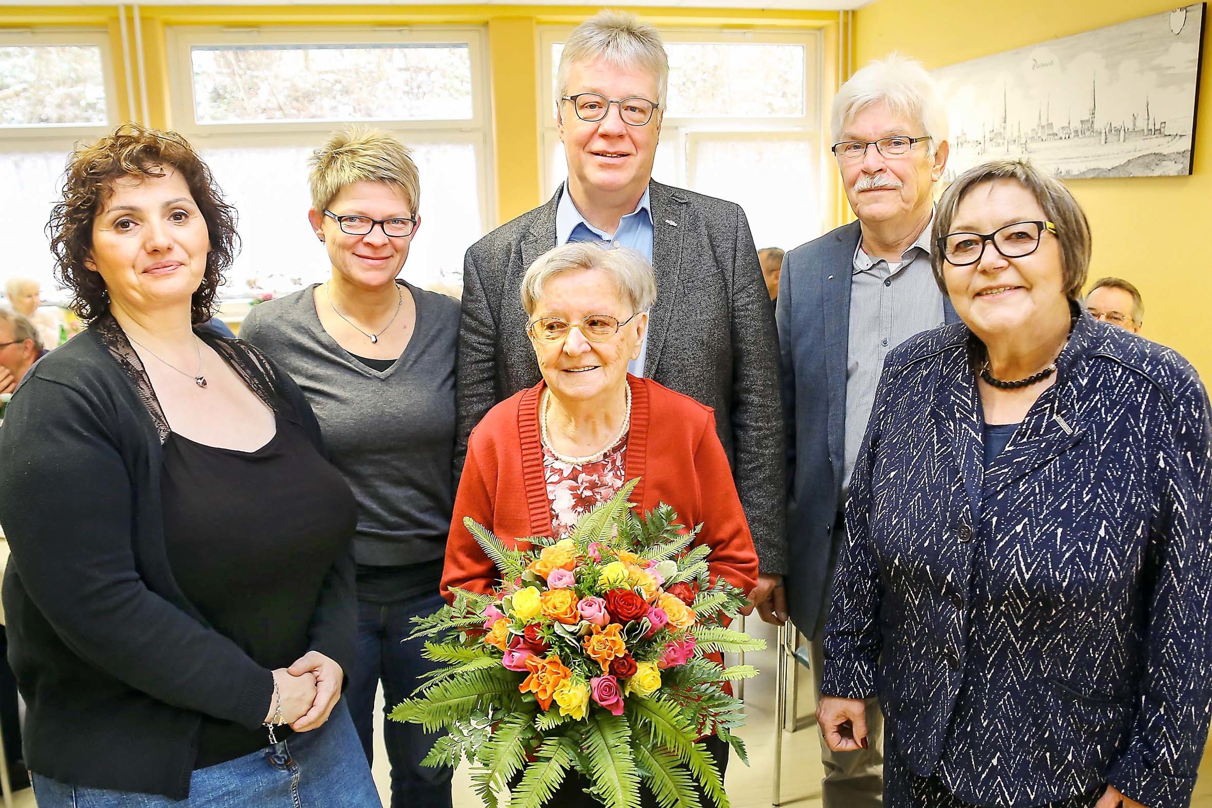 Zahlreiche Gäste konnte die AWO-Ortsvereinsvorsitzende Monika Klaus (l.) beim Empfang zum 45-jährigen Bestehen der AWO-Begegnungsstätte Brackel und zur Ehrung der langjährigen Leiterin Leni Stolze (Bildmitte) begrüßen, darunter die Dortmunder AWO-Unterbezirksvorsitzende und Landtagsabgeordnete Gerda Kieninger (r.).