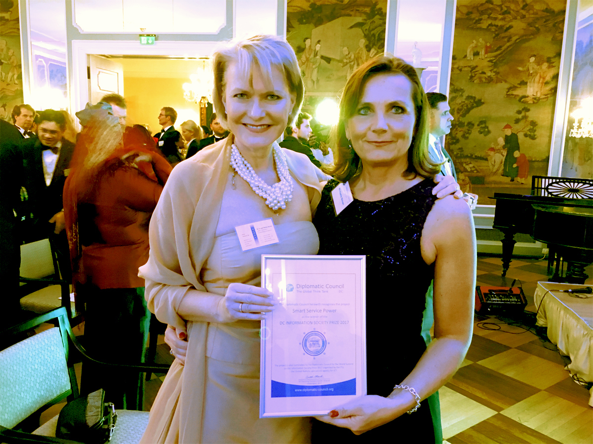 Dr. Bettina Horster und Michaela Bonan präsentieren die Auszeichnung.