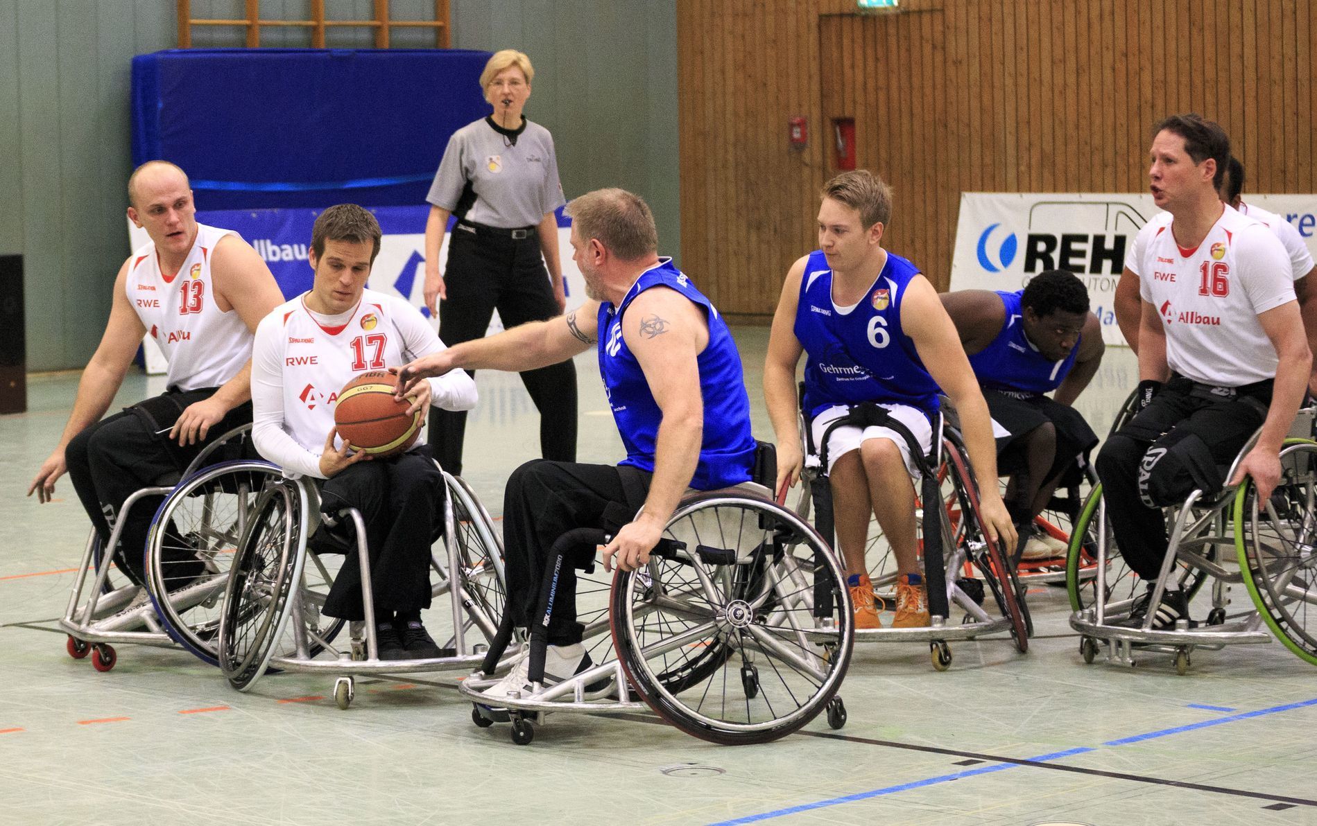 Foto (M. Baier): Spielertrainer Markus Pungercar (13), Flügelspieler Jan-Mark Matthias (17) und Center Manuel Onken (16), hier im Spiel gegen Osnabrück, wollen in Rahden mitspielen und auf keinen Fall unter die Räder kommen