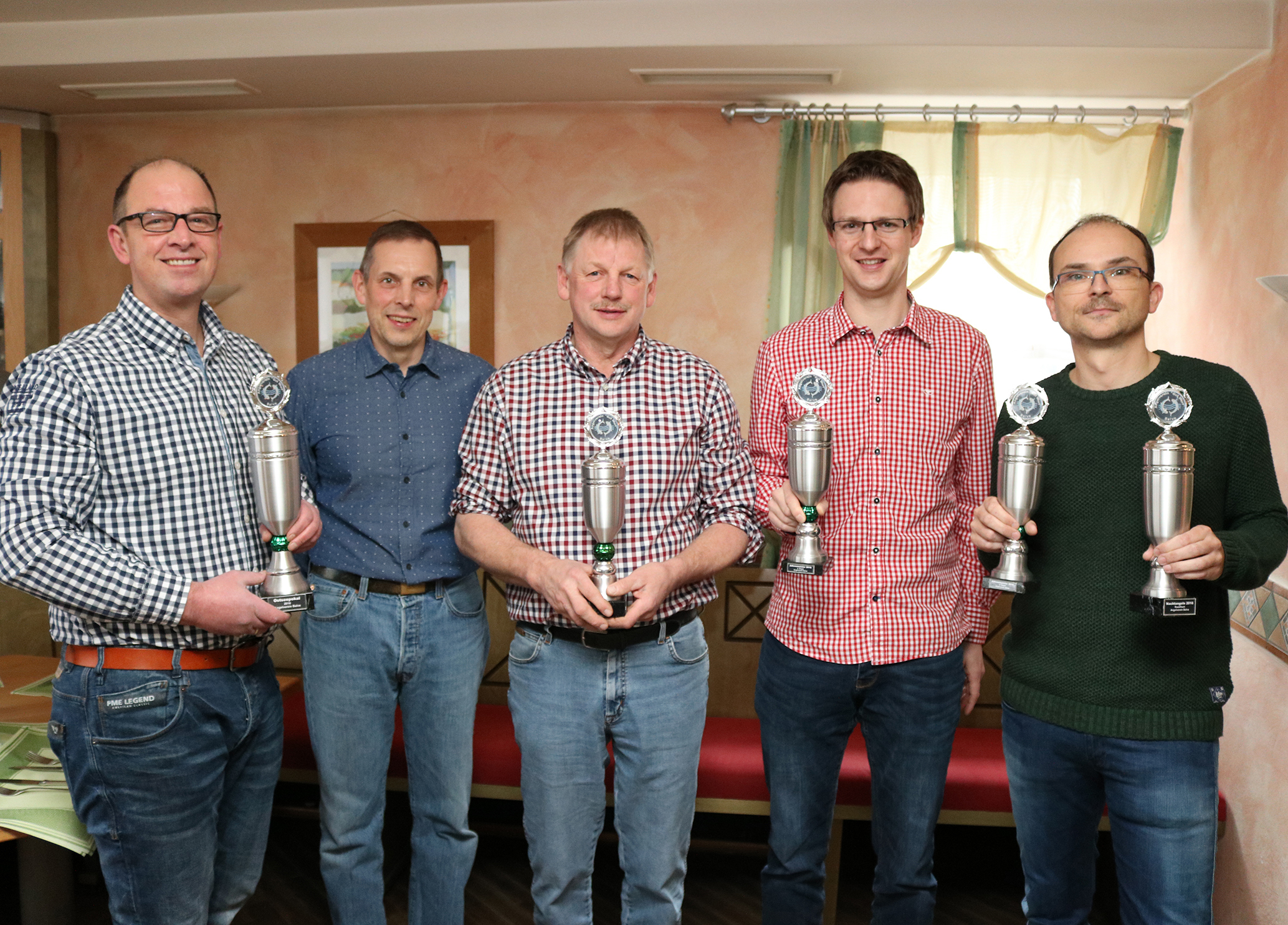 Bei der Ehrung: Mario Becker, Dr. Dietmar Gerdes, Ulli Schennetten, Sven Schennetten und Dirk Dröger (v.l.). Foto: gc