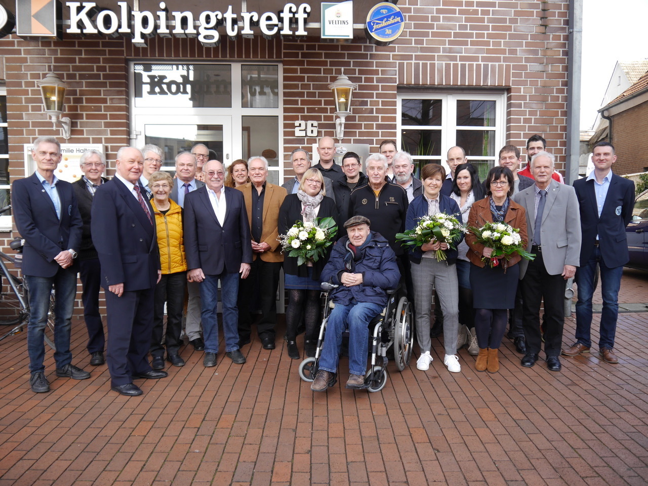 Folgende Personen wurden geehrt: 25 Jahre: Wolfgang Kaiser, Wilfried Höwedes, Beatrix Abendroth, Paul Olbrich, Katrin Wiese, Petra Giewald, Wolfgang Radas, Tim Abendroth, Gerhard Becker, Kristina Breuer, Peter Overwien, Armin Bußmann, Frederik Schmidt und Christian Klaus. 40 Jahre: Arno Büning und Georg Ockenga. 50 Jahre: Heinz-Dieter Lewe, Hubert Schröer, Horst Bilkenroth und Heinz Dallmer. 60 Jahre: Bernhard Bösing. 65 Jahre: Walter Boermann. 70 Jahre: Reinhold Wittmann. Foto: TUS