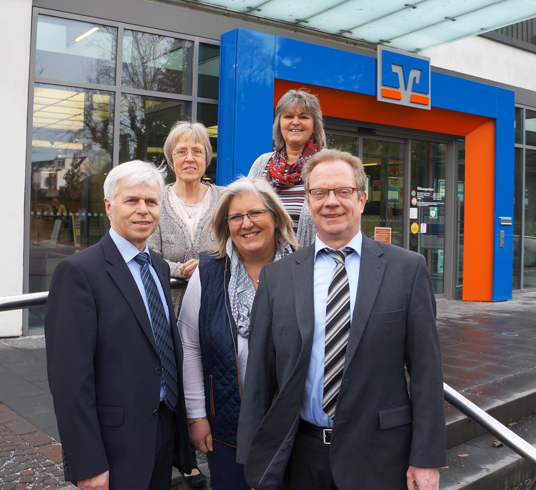 Von links: Edeltraud Huhn und Birgit Kajan (beide Bankstelle Voerde), Alfons Hoffmann (Bankstelle Dingden), Elke Kamps und Wilfried Joormann (beide Bankstelle Hamminkeln).