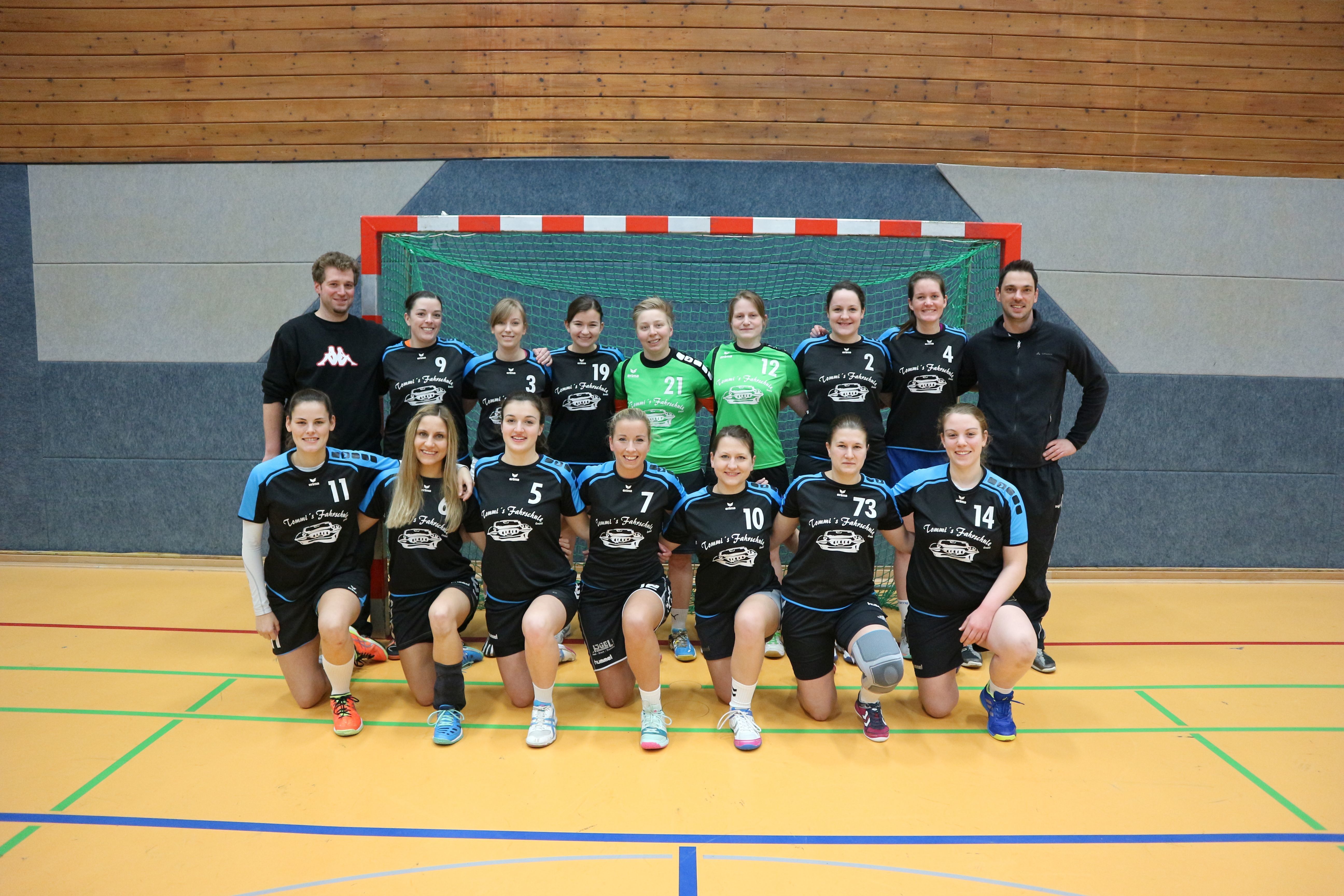 Handball Mannschaft HSG SC Phönix Essen/DJK Grün Weiß Werden 1F (Photo Gutjahr), hinten, v.l.: Carsten Völker-Osterwald (Co-Trainer), Manuela Brenner, Julia Kleeberg, Alina Lutz, Kiki Hübner, Katrin Neef, Eva Nowicki, Hanna Abberger, Andre Gutjahr (Trainer)
davor, v.l.: Charlotte Falke, Inga Osterwald, Maria Mertes, Jenny Majic, Lara Bardtke, Kim Fischer, Lisa Berking