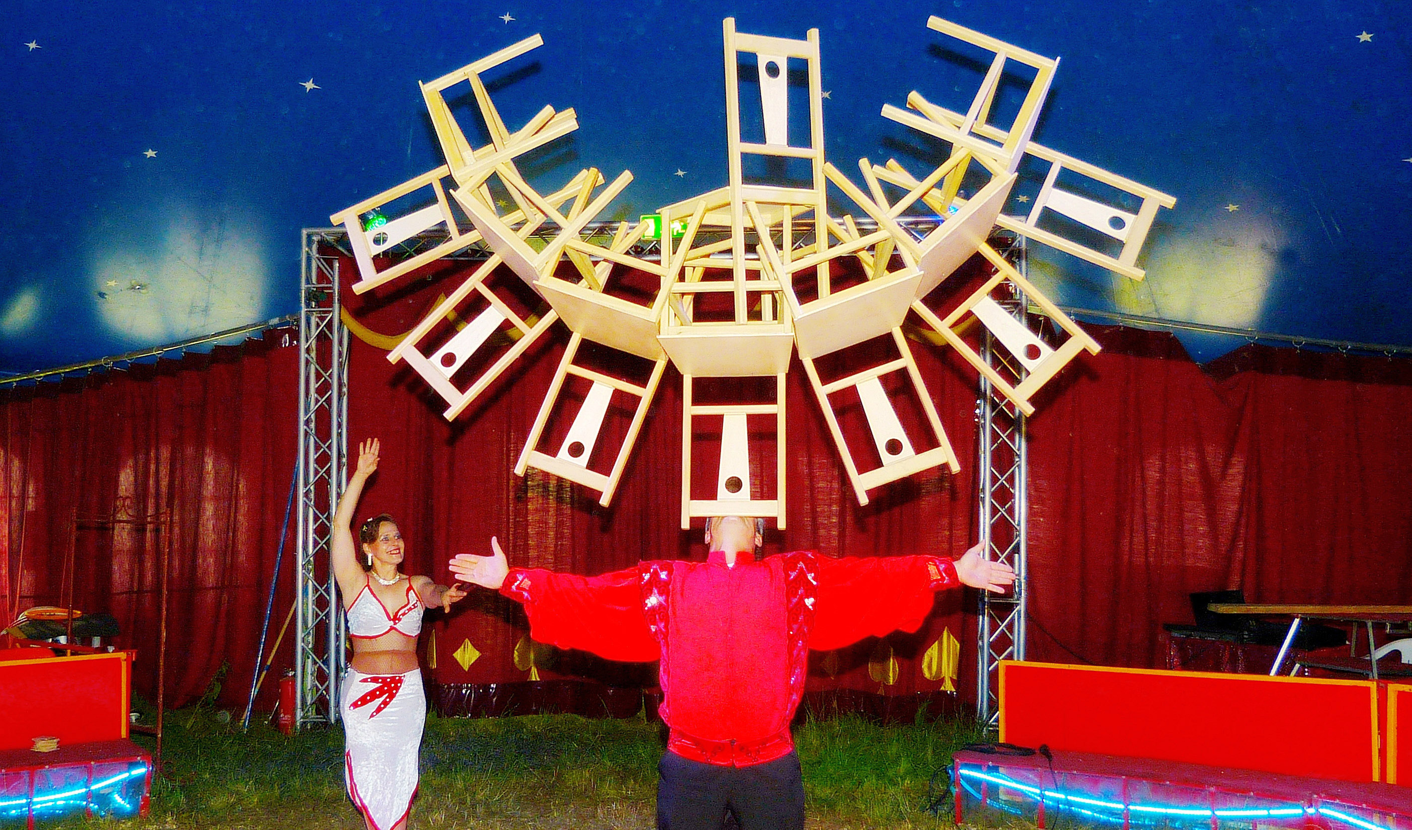 Stuhlakrobatik ist nur eine der atemberaubenden Nummern im Zirkus Altano.