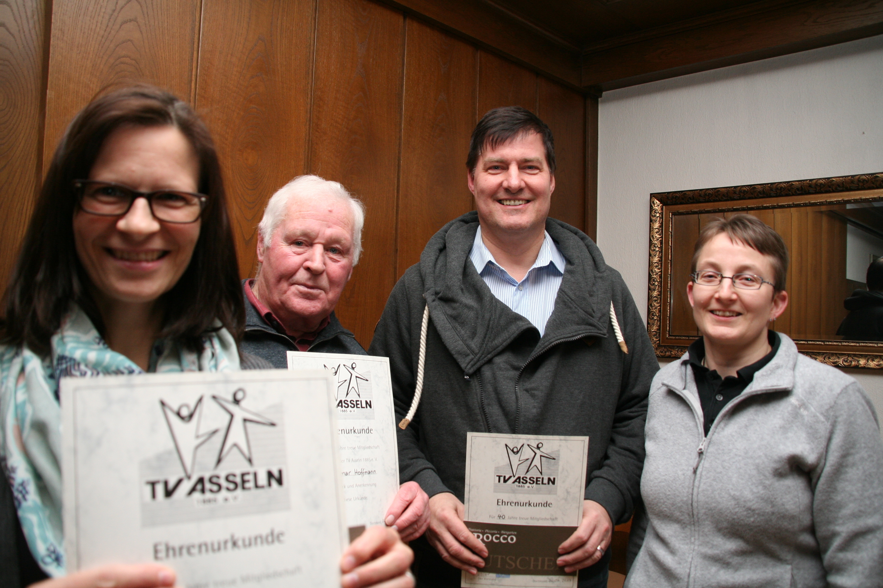Vorsitzende Alexandra Ebert (re.) ehrte Sandra Wanke, Dietmar Hoffmann und Uwe Mesewinkel.