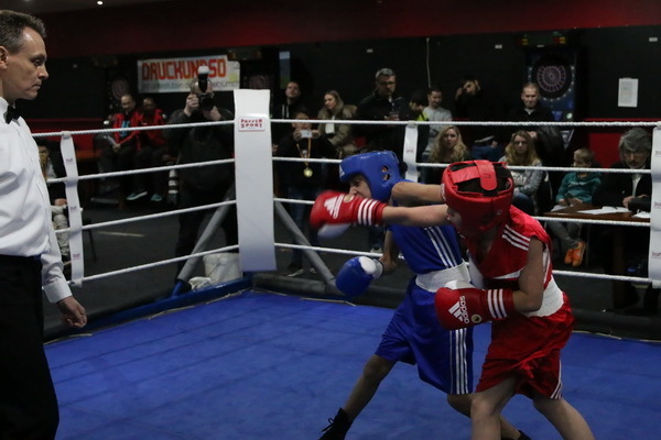 Sargis Grigoryan (rotes Trikot)