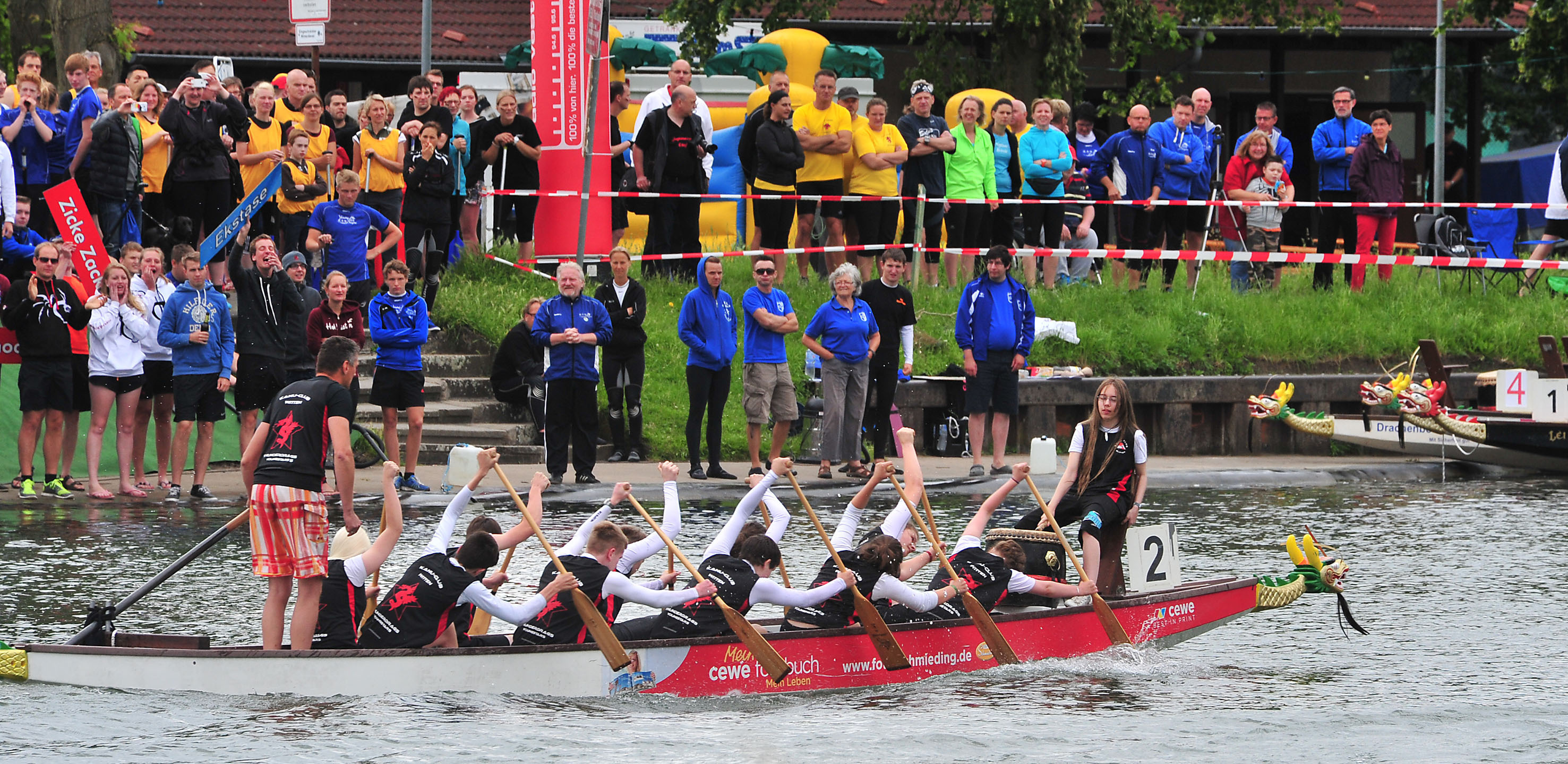 36 Teams sind bei der Premiere des Drachenbootrennens an der Start gegangen.