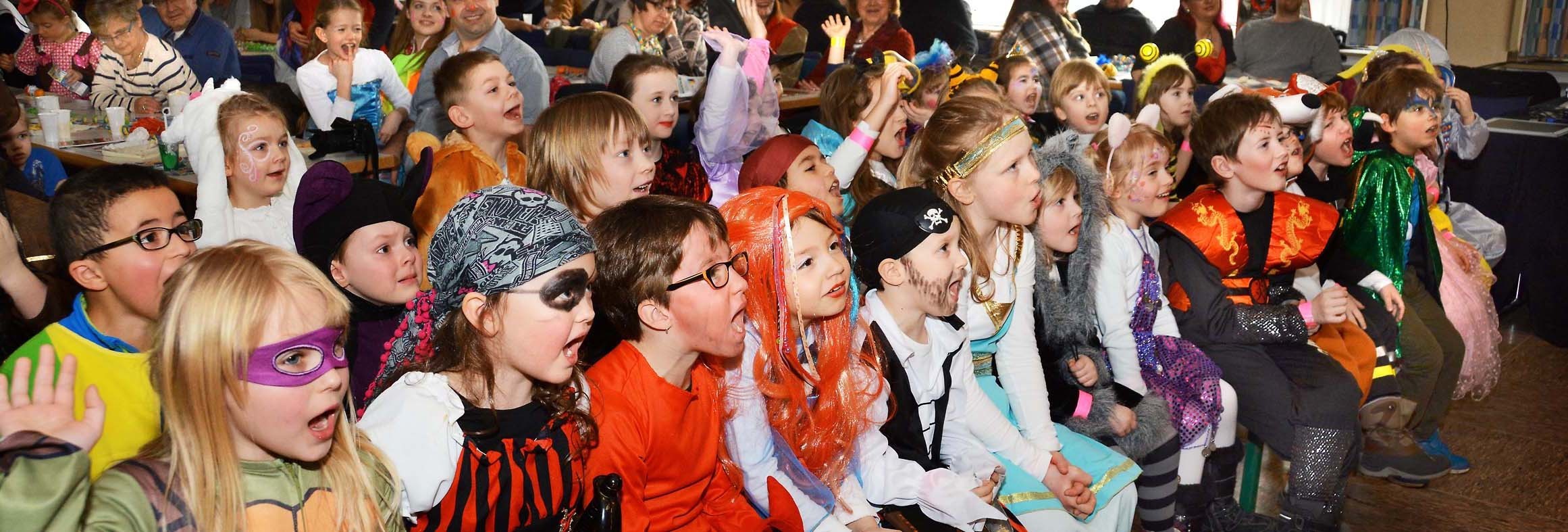 Offene Münder zuhauf - mächtig viel zu Staunen hatten die kleinen kostümierten Jecken beim Kinderkarneval der Deutschen Bühne im Körner Libori-Pfarrsaal.