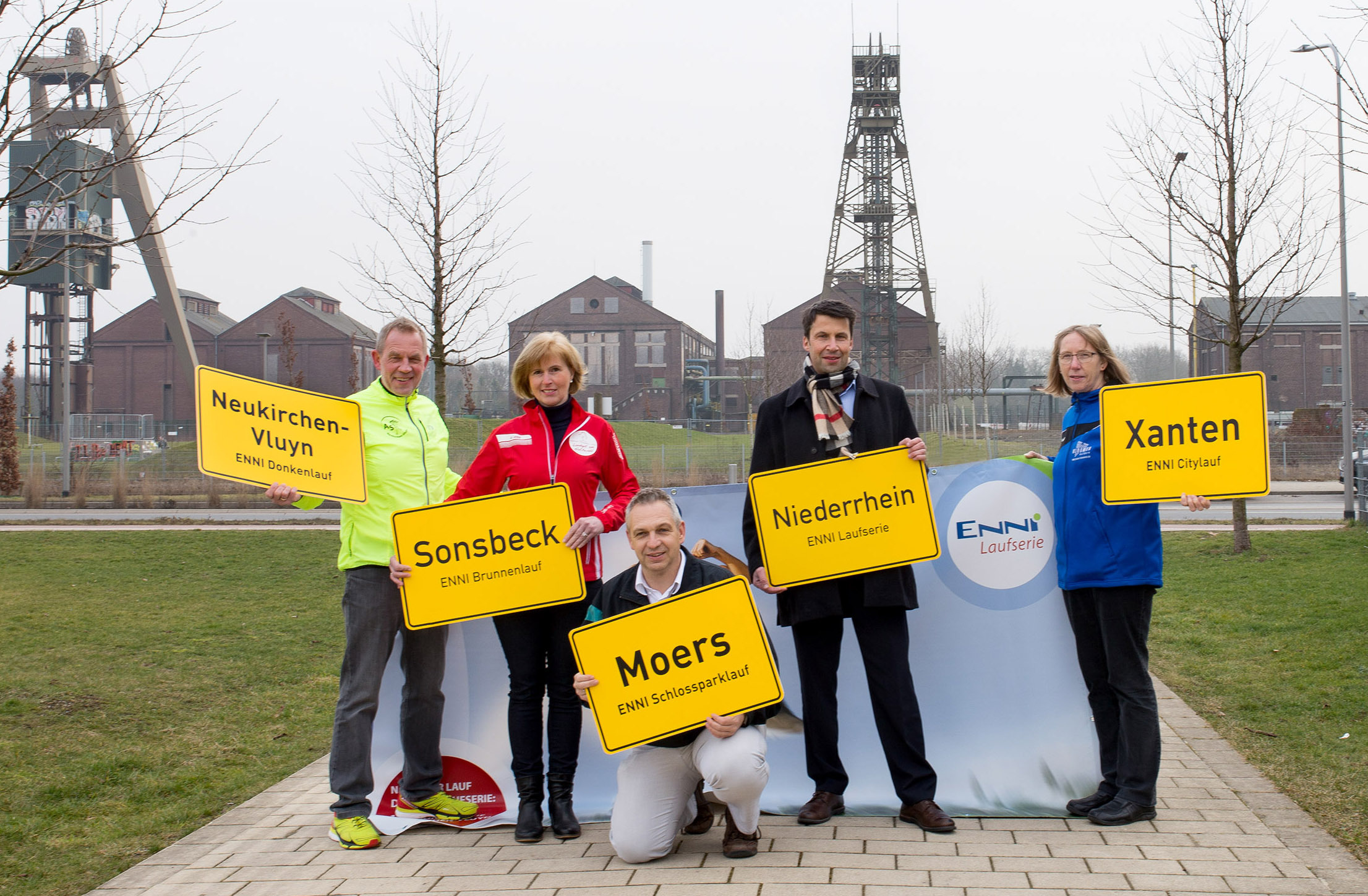 Auf dem Foto (v.li.): Bernd Böing (AS Neukirchen-Vluyn), Lucie Raap (SV Sonsbeck), Karl-Otto Kambartel (MTV Moers), Stefan Krämer (Geschäftsführer ENNI Energie & Umwelt Niederrhein) und Adelheid Gehrmann (TuS Xanten).