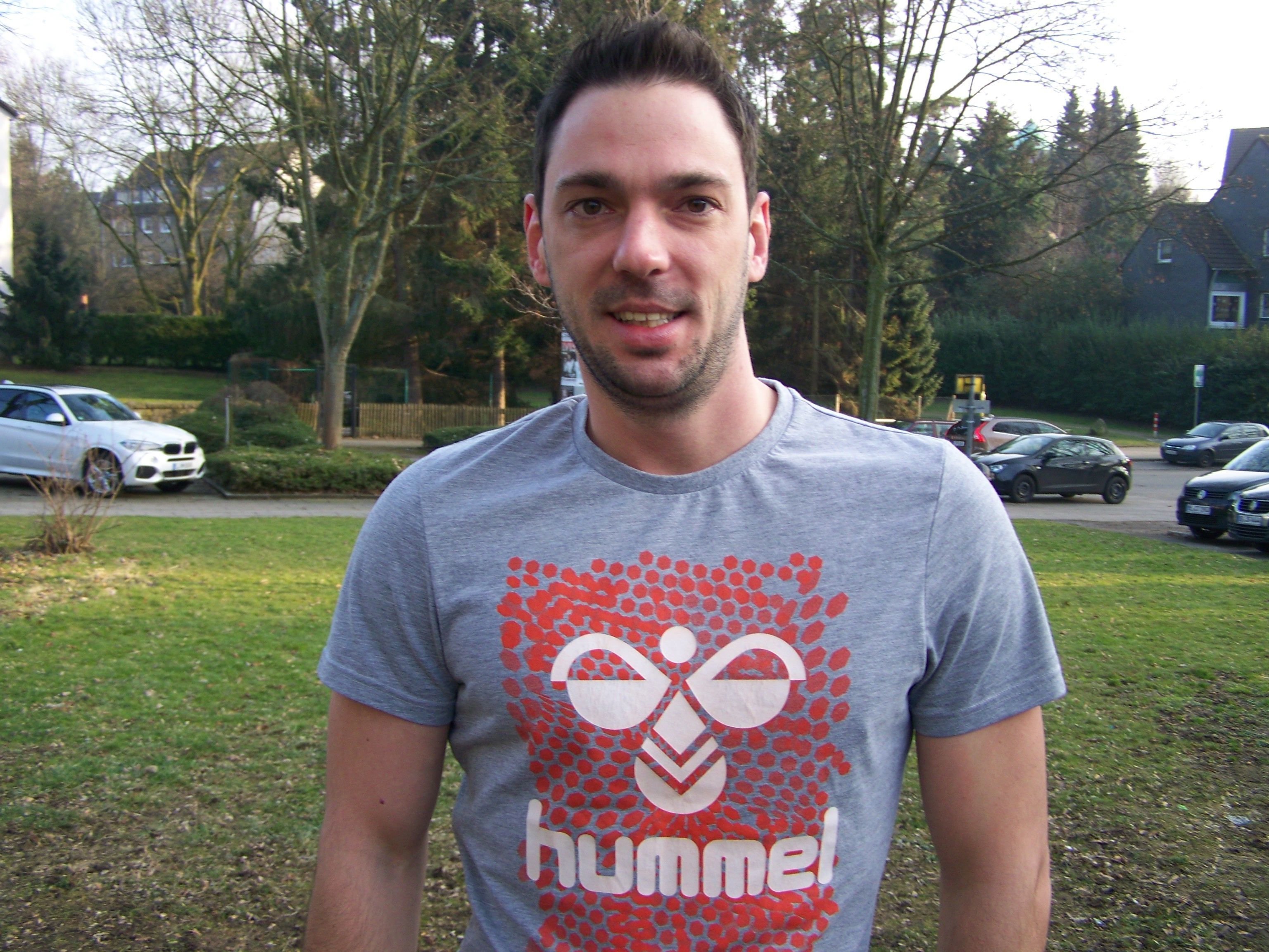 Trainer Andre Gutjahr, 31 Jahre alt, seit 6 Jahren bei SC Phönix Essen/Werden Handball, ledig, Hobbies: Handball, angeln, Computer. Ergebnisvorhersage Spiel gegen Ratingen: Wir gewinnen mit 2 Toren Unterschied (Photo Marx)