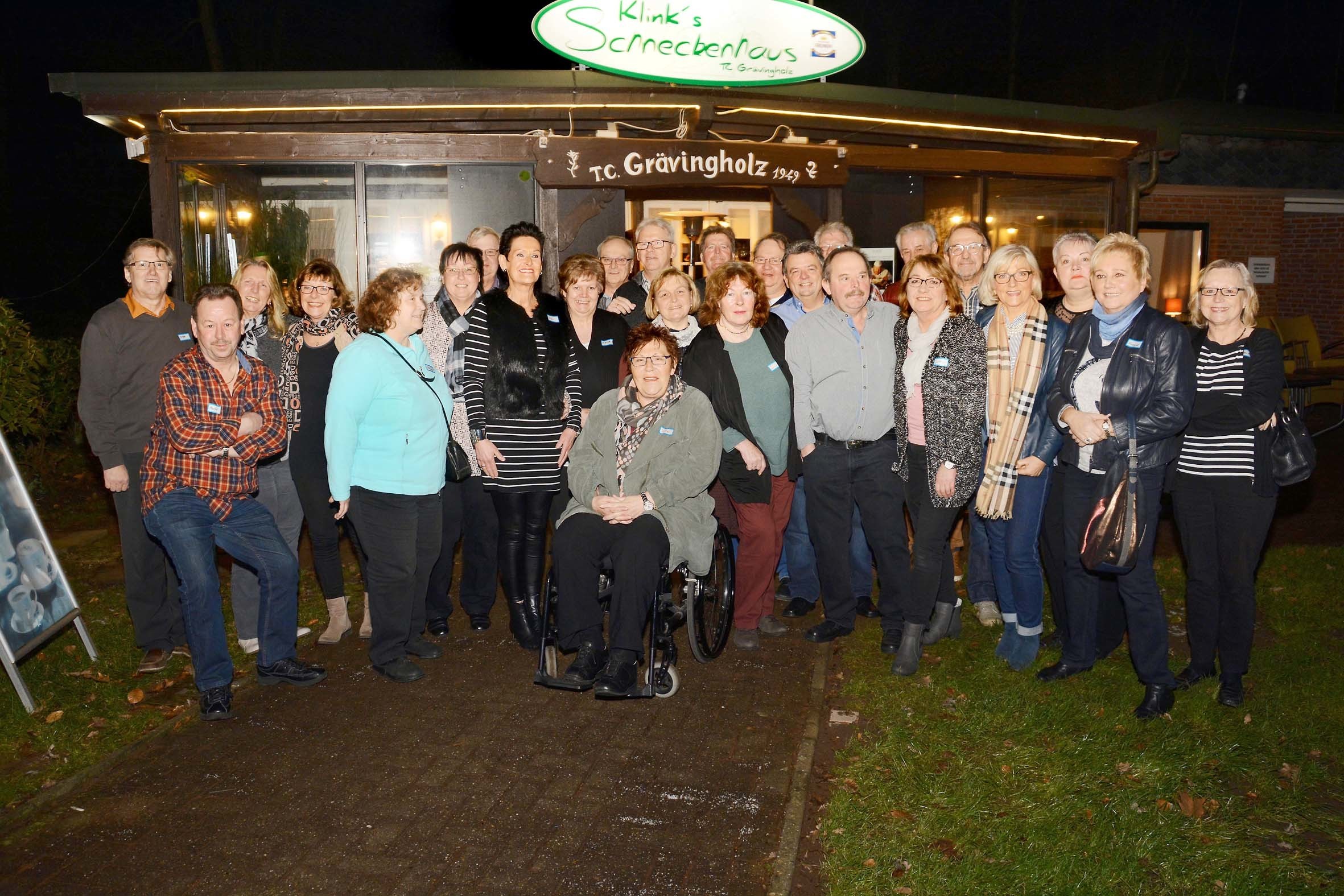 Zum obligatorischen Erinnerungsfoto stellten sich die ehemaligen Kemminghausener Hauptschüler vor der TC-Gastronomie "Klink's Schneckenhaus" auch gerne mal draußen in der Kälte auf.