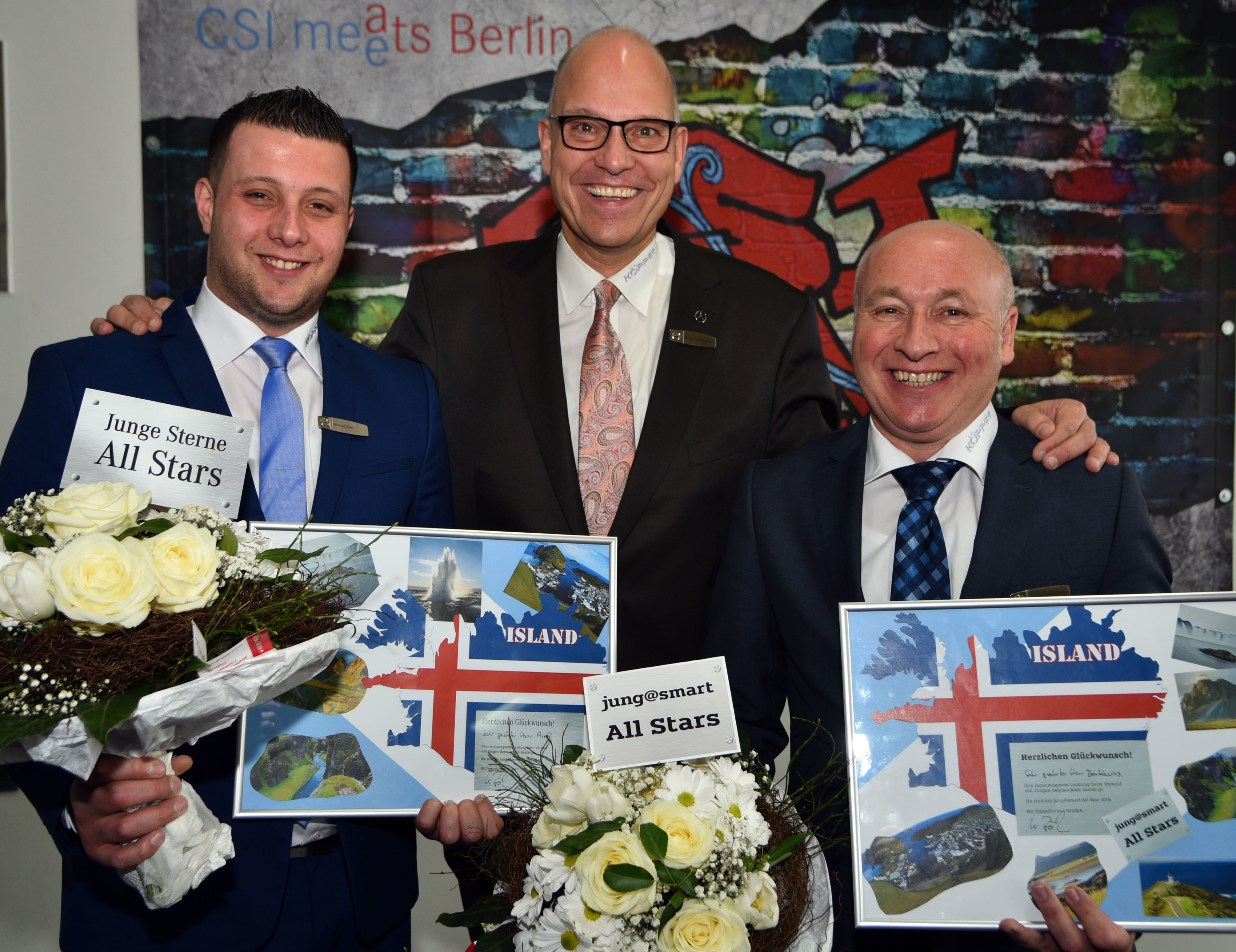 Geschäftsführer Markus Pettendrup (M.) ist Stolz auf seine beiden Mitarbeiter Ahmed Aref (l.) und Michael Donkiewicz (r.). Sie gehören zu denTop-Verkäufern der Daimler AG.