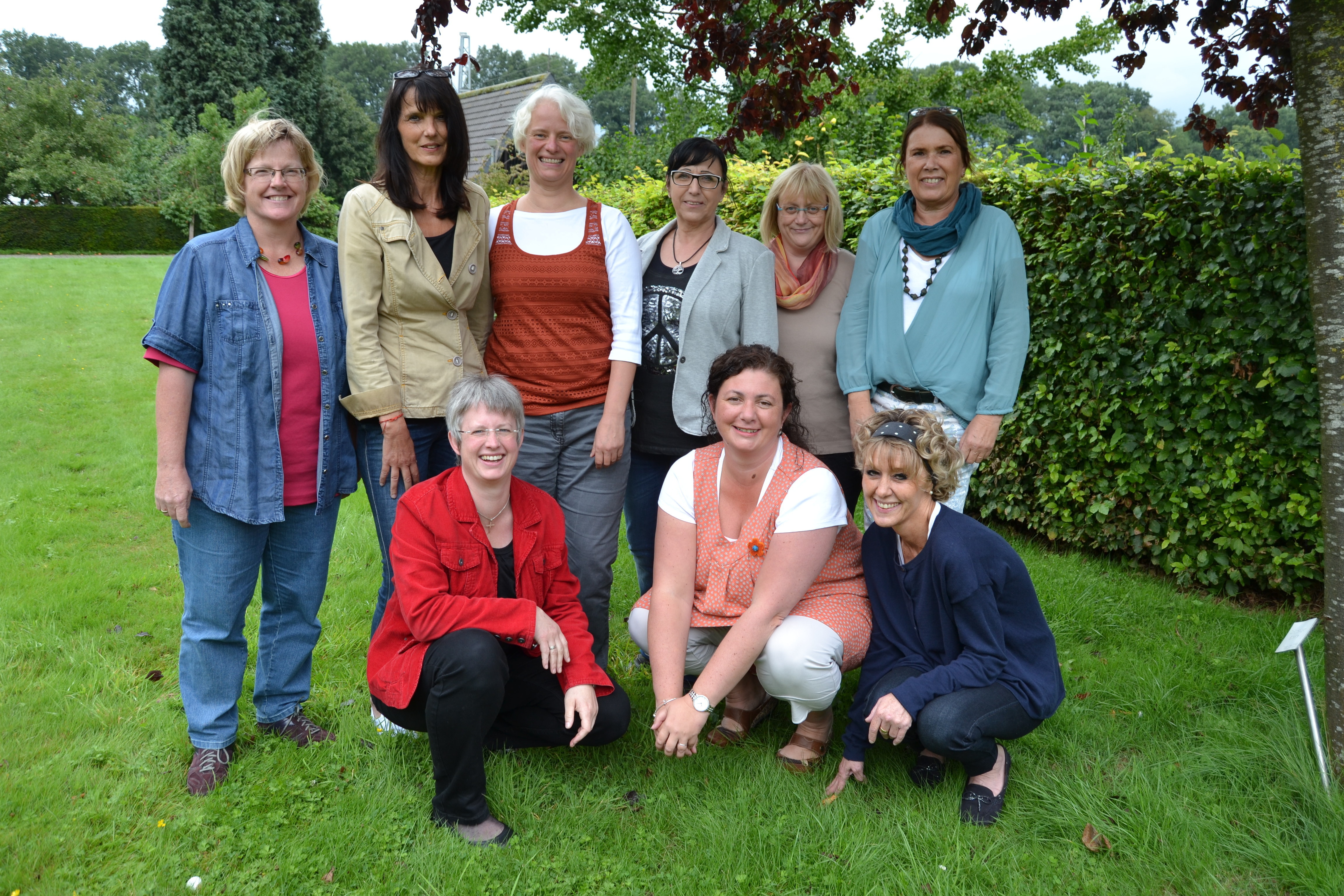 Martina Zimmer (obere Reihe, 3 v.l.) mit ihrem Team des ambulanten Kinder- und Jugendhospizdienstes der Malteser am Niederrhein. Foto: privat