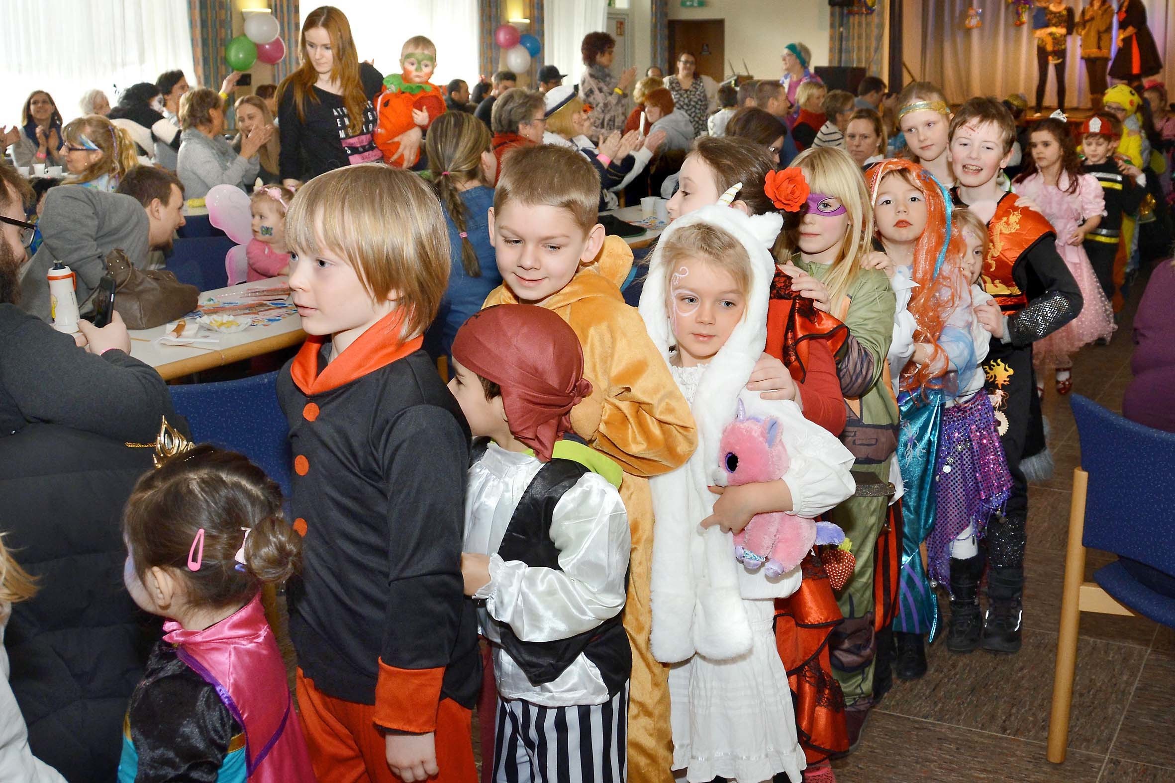 Na klar, auch eine Polonäse durch den Libori-Pfarrsaal musste einfach sein beim Kinderkarneval der Deutschen Bühne.