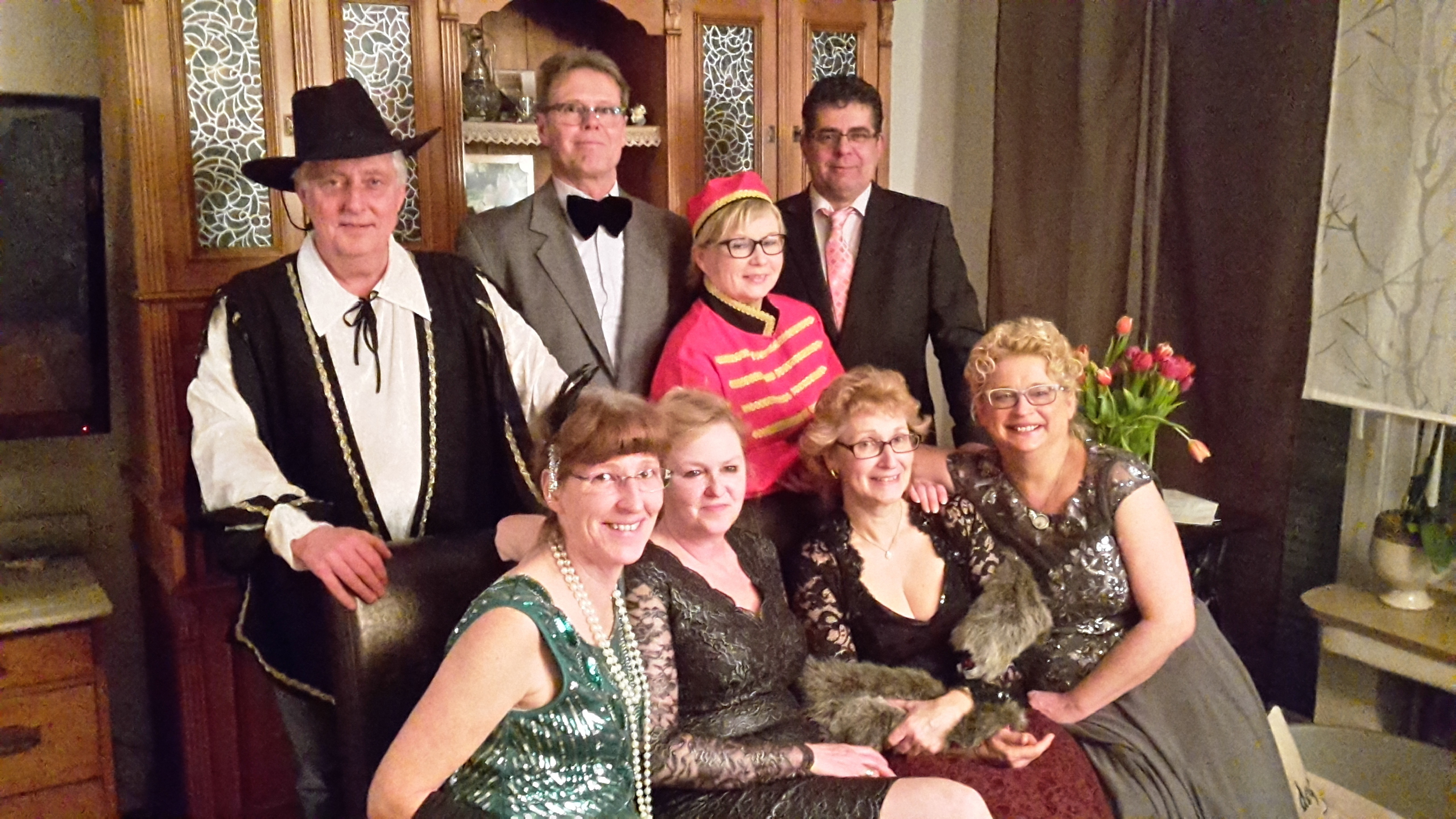 Ralf Drnovsek, Dieter Kluth, Olaf van Afferden, Susanne Mangold, Angelika Demann, Marion Jung, Monika Selle und Michaela Heyen bilden das Ensemble von Theater Max.