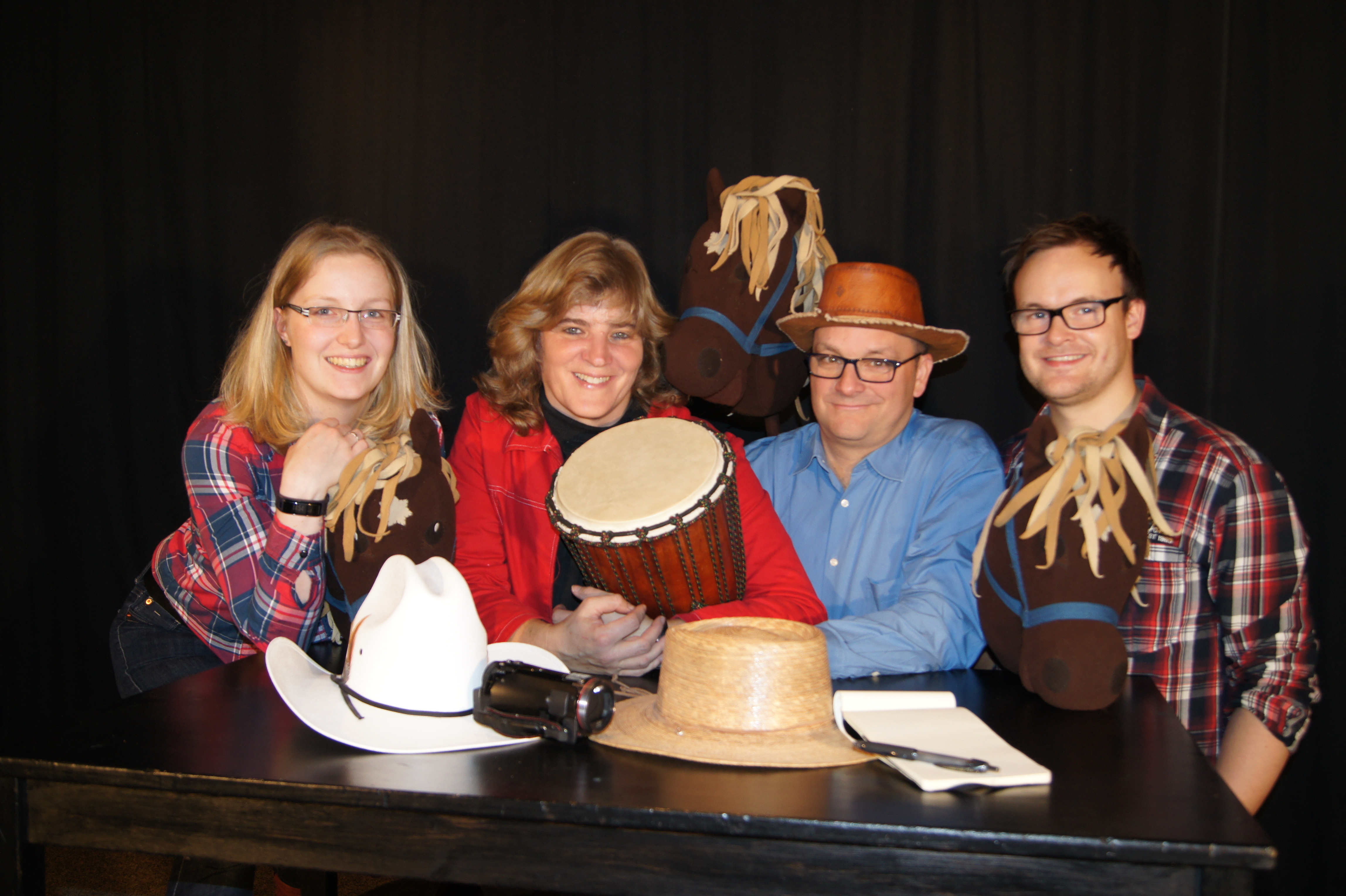 Die AutorInnen Mareike Kohlstrung, Sabine Miermeister, Oliver Hübner und Daniel Schinzig (v.l.) leiten den Workshop „Fast in time“ an und präsentieren an regelmäßigen Leseabenden ihre eigene Vielfalt an Texten, Filmen und Songs. Foto: privat