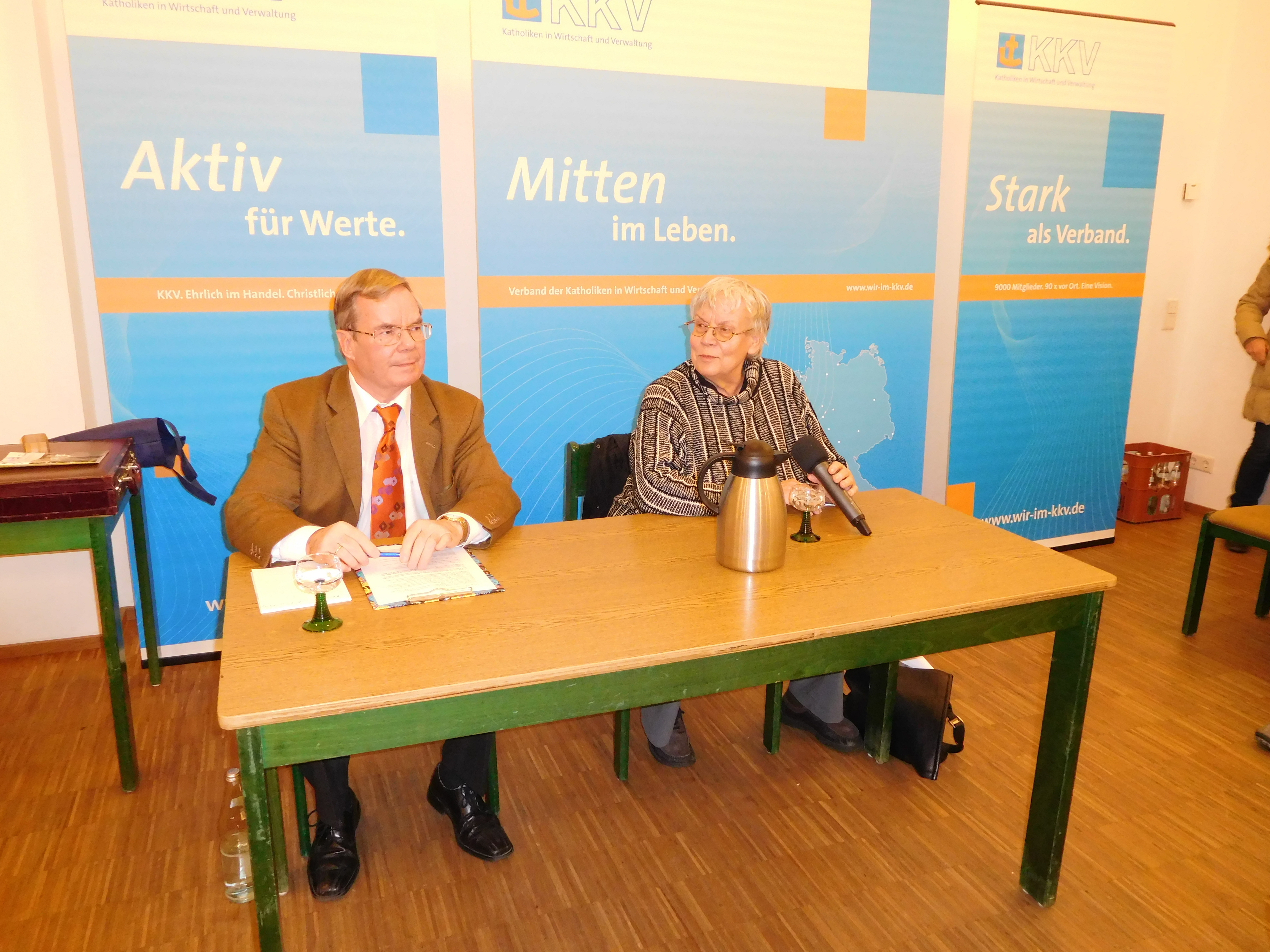 KKV-Vorsitzender Herbert Süß begrüßt die Referentin Ingeborg Heinze