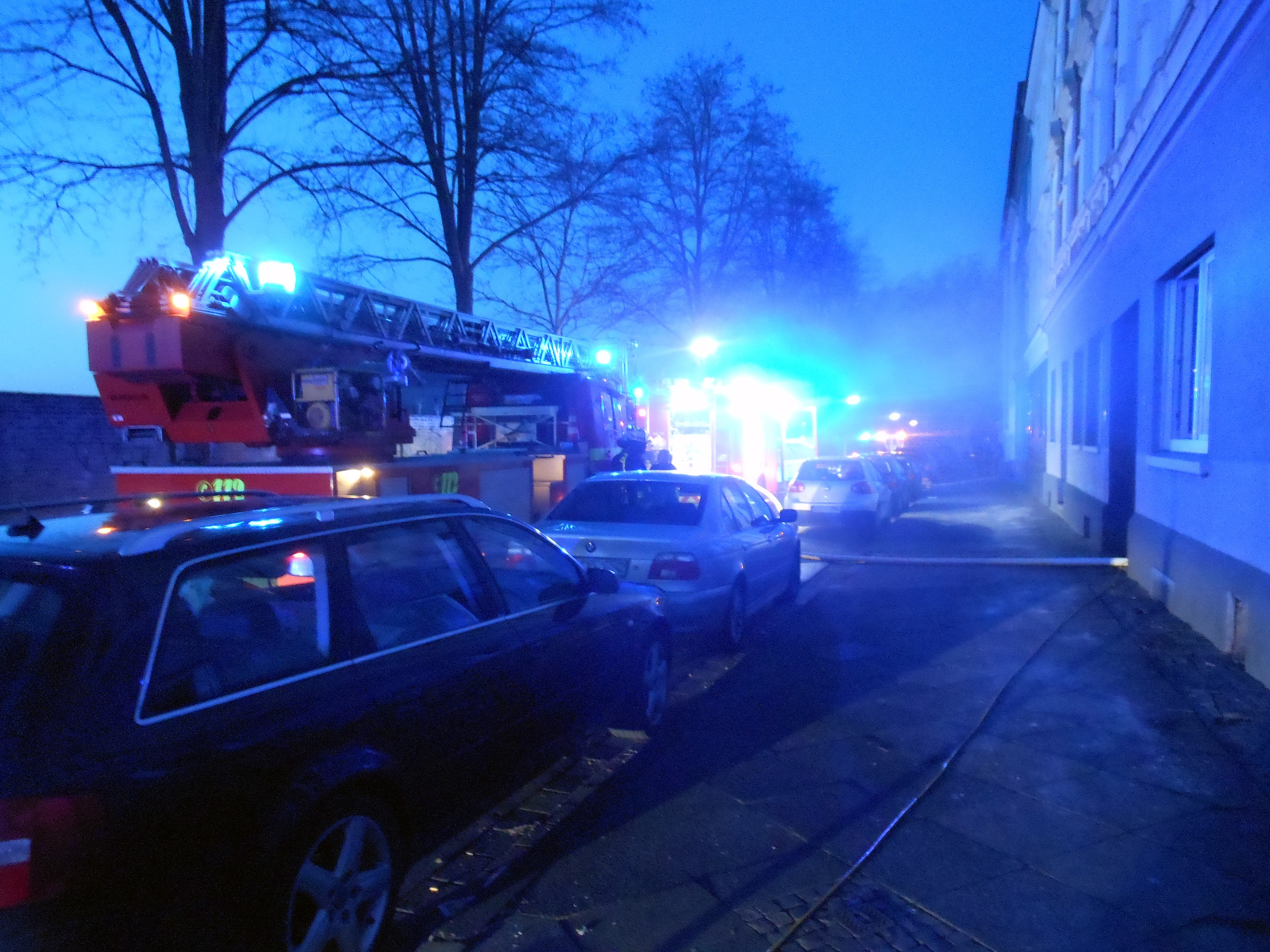 Die Einsatzfahrzeuge vor dem Haus an der Stahlwerkstraße in der Nordstadt.